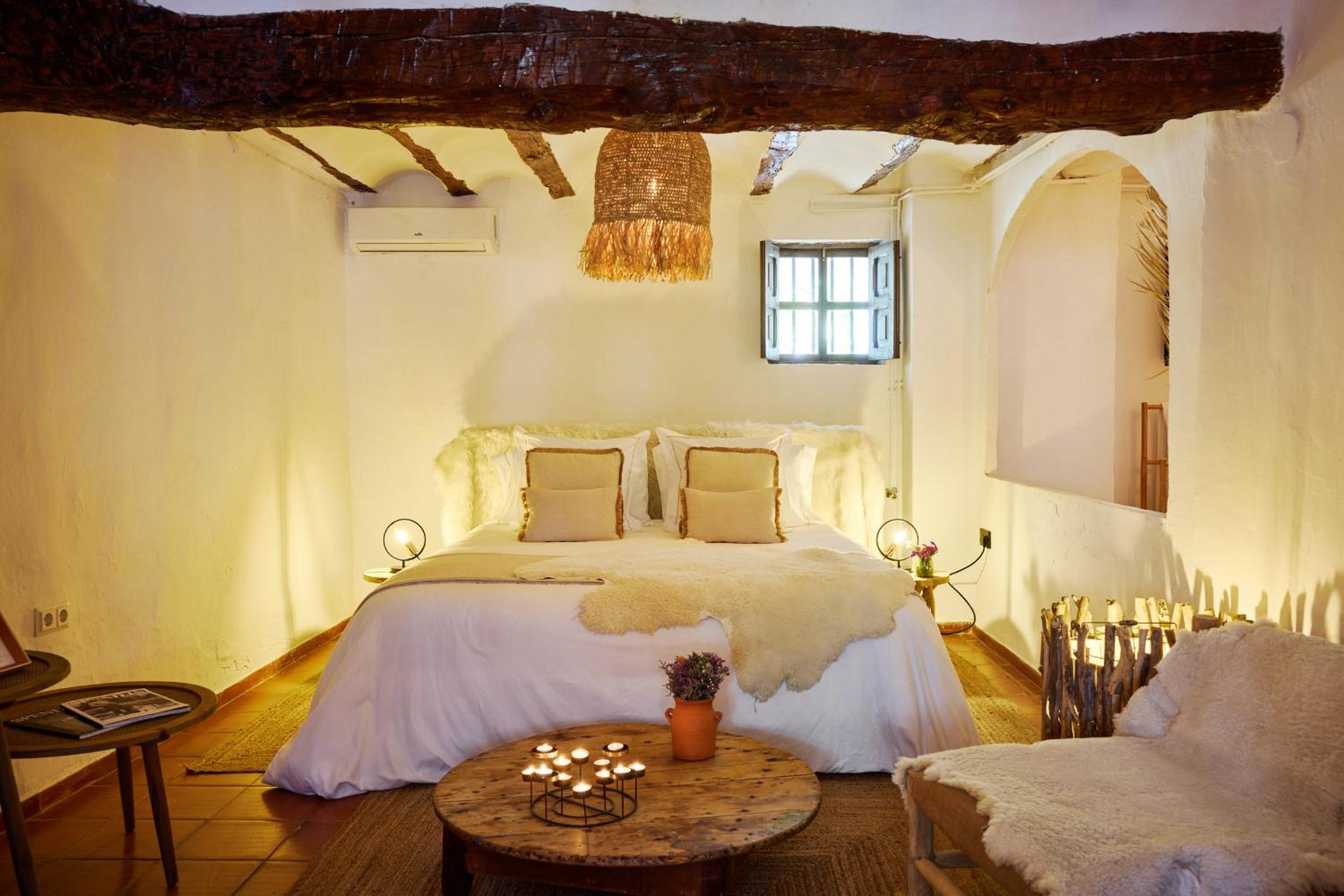 Deluxe Queen Suite - Photo 6