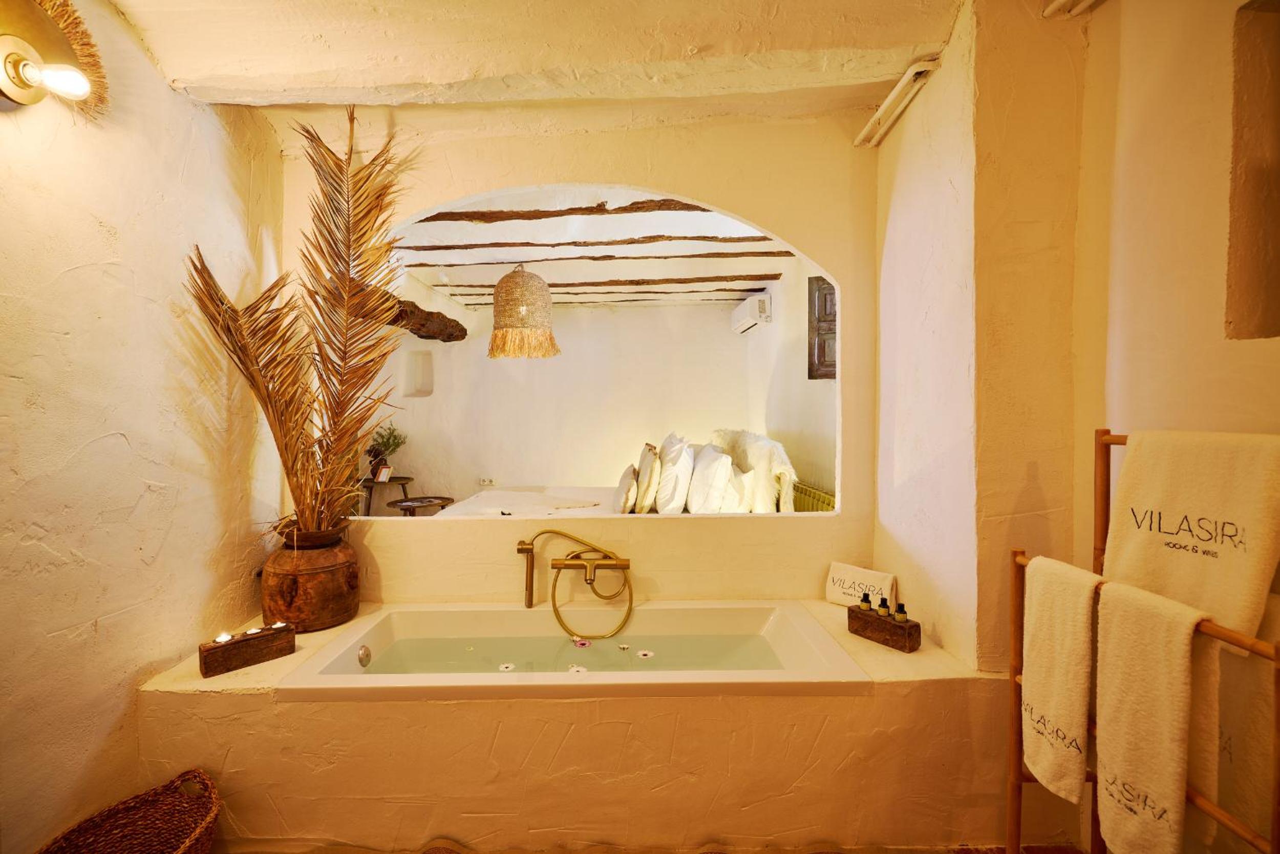 Deluxe Queen Suite - Photo 10