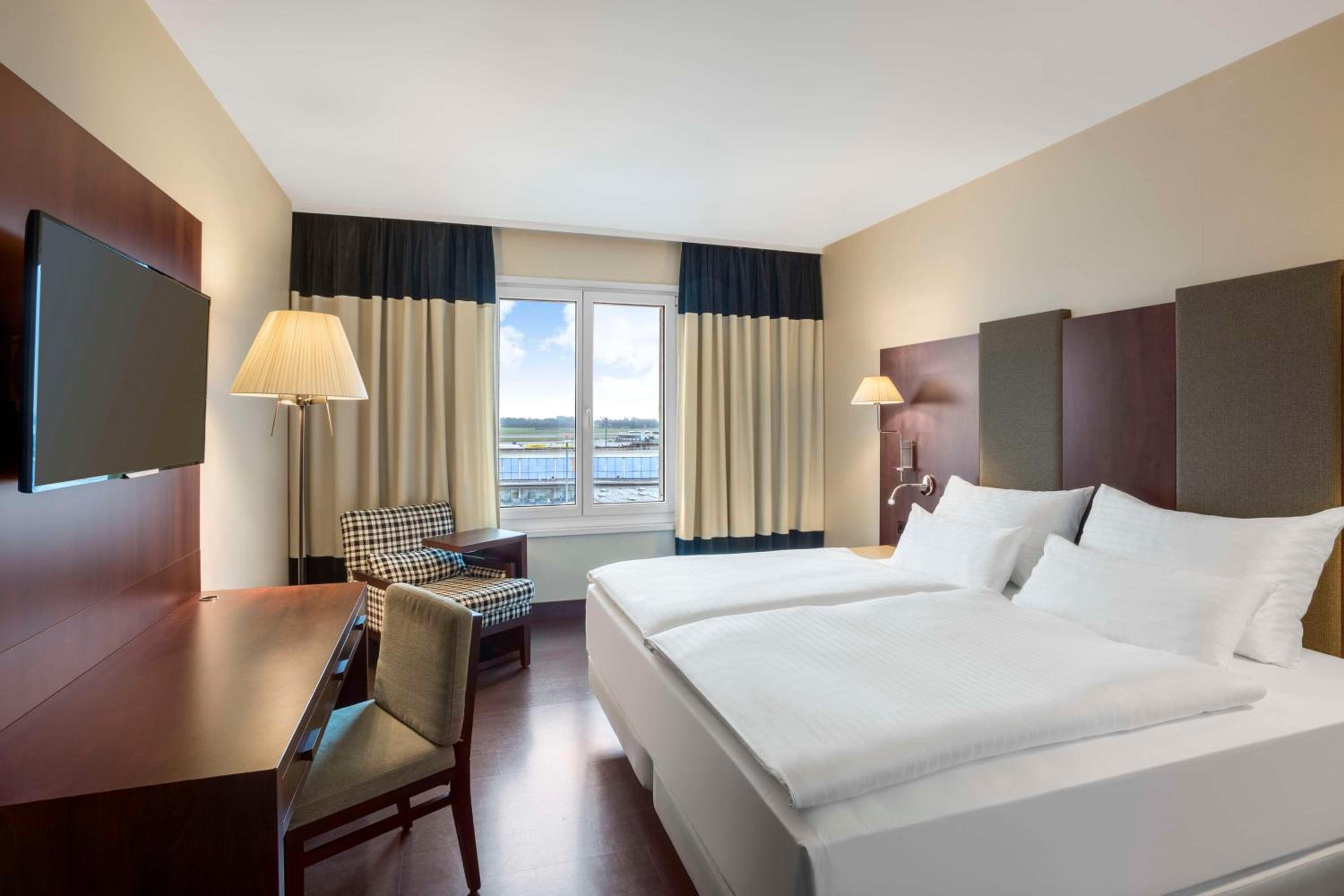 Standard Double or Twin Room with View - Photo 1
