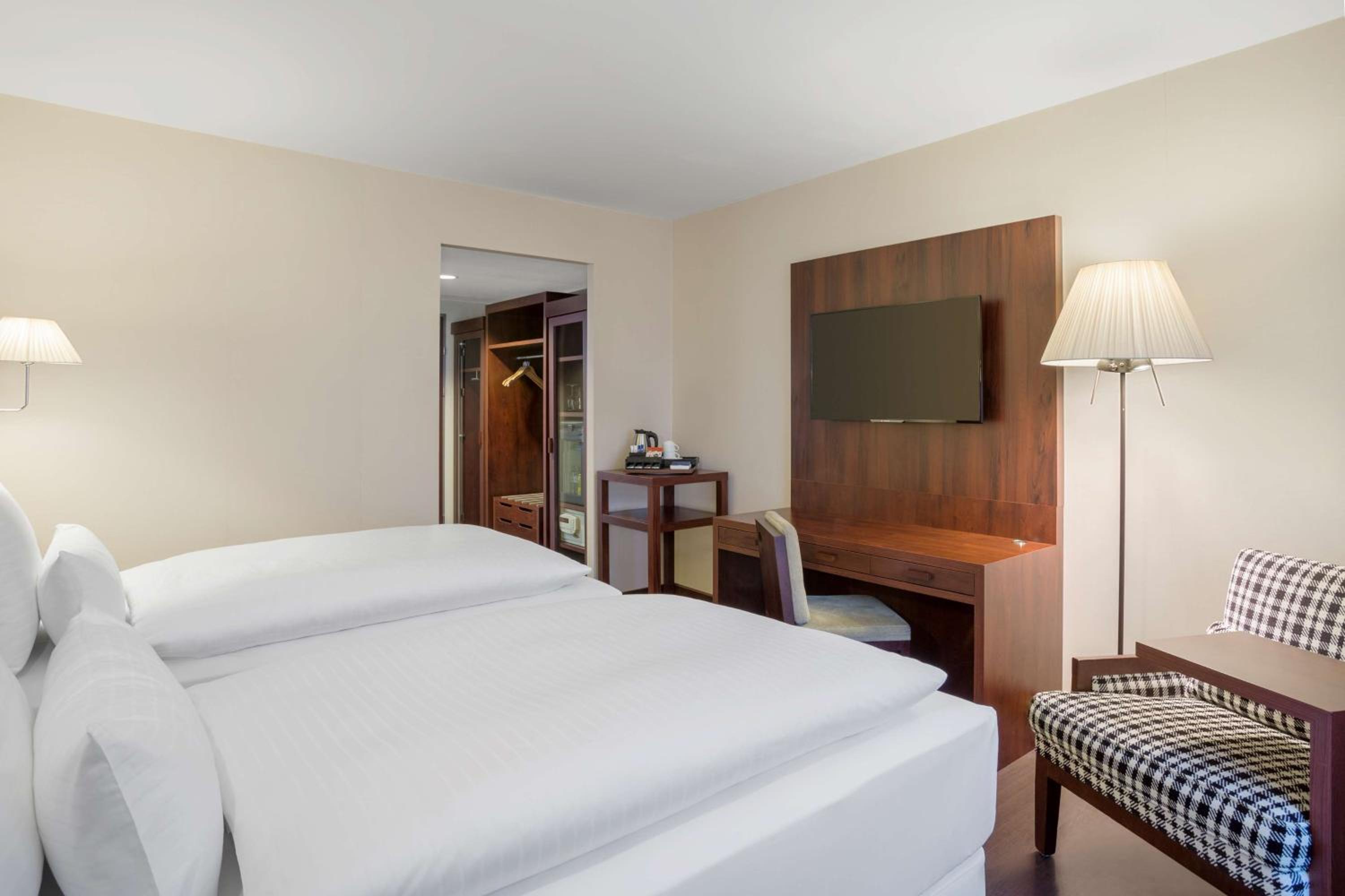 Standard Double or Twin Room with View - Photo 3