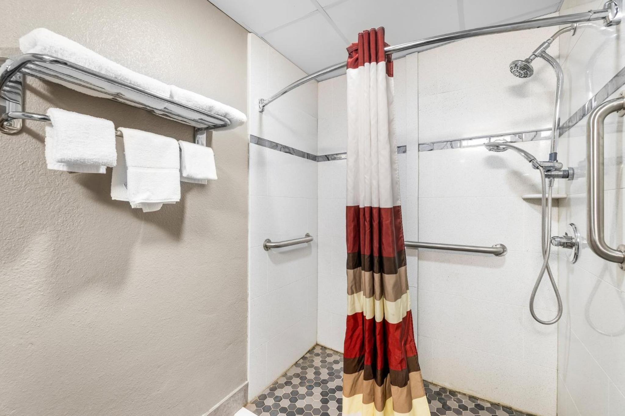 Superior King Room Disability Access Roll-In Shower Non-Smoking photo 3