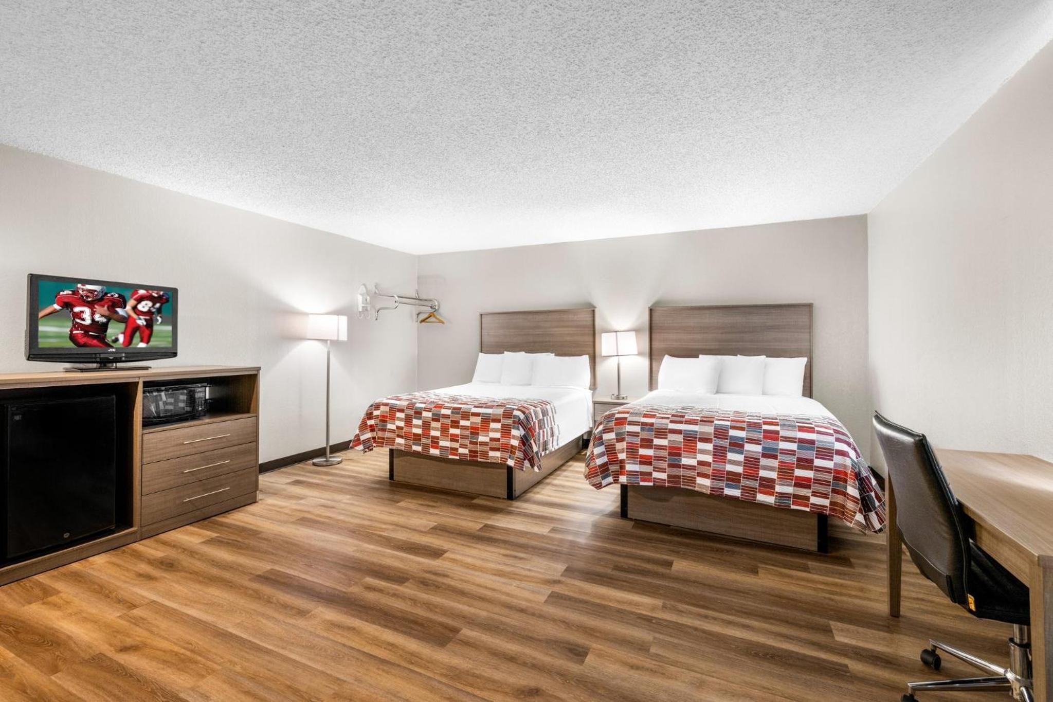 Deluxe Room with Two Queen Beds and One Double Bed Third Floor Non-Smoking photo 2