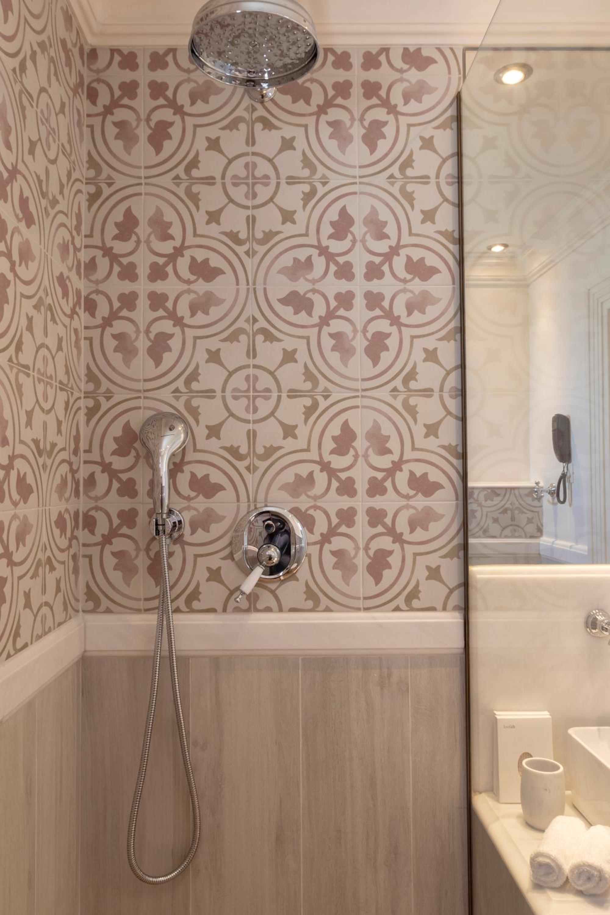 Superior Double or Twin Room - Photo 11