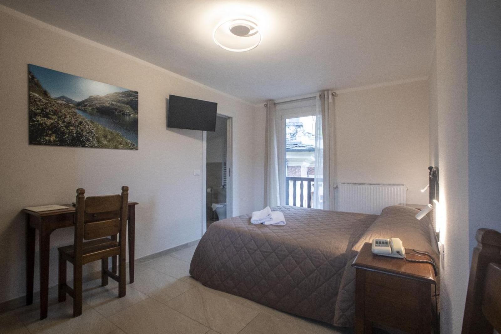 Double or Twin Room with Balcony - Photo 1
