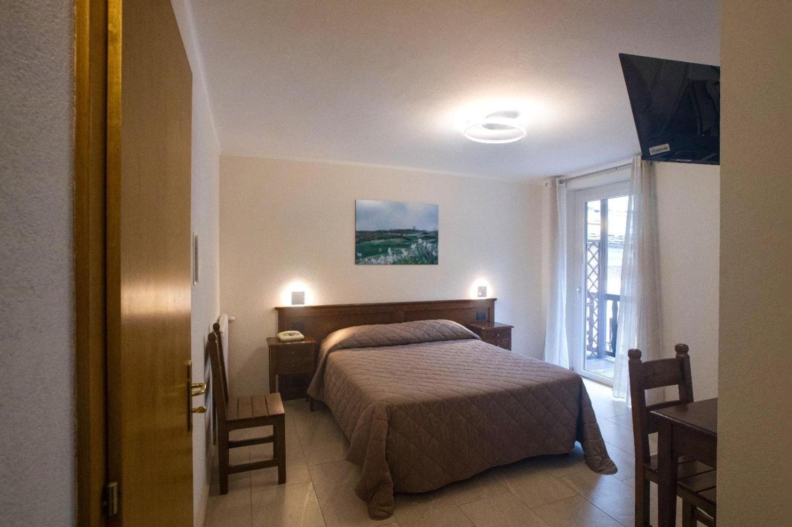 Double or Twin Room with Balcony - Photo 2