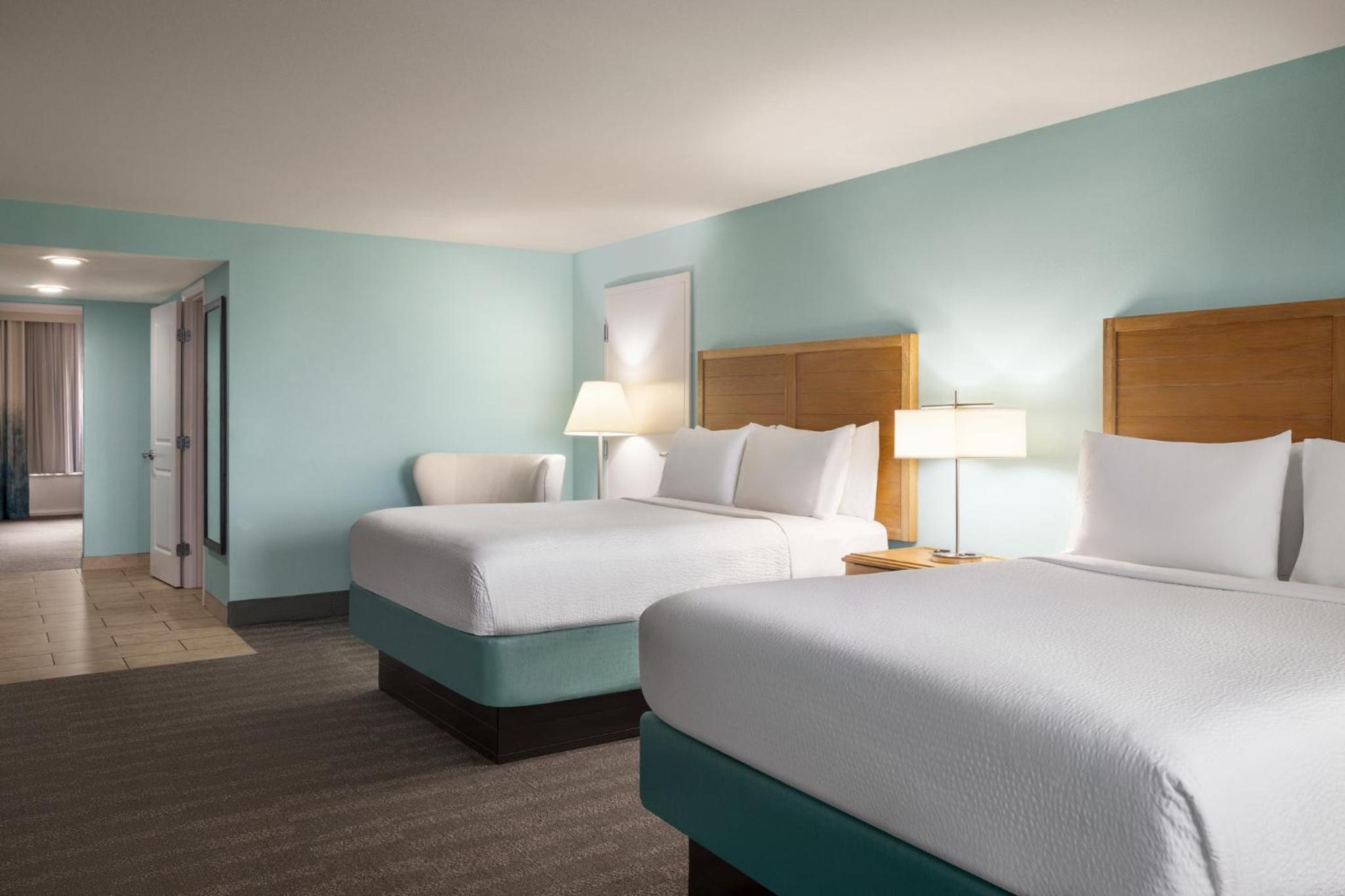 Queen Room with Two Queen Beds - Photo 4
