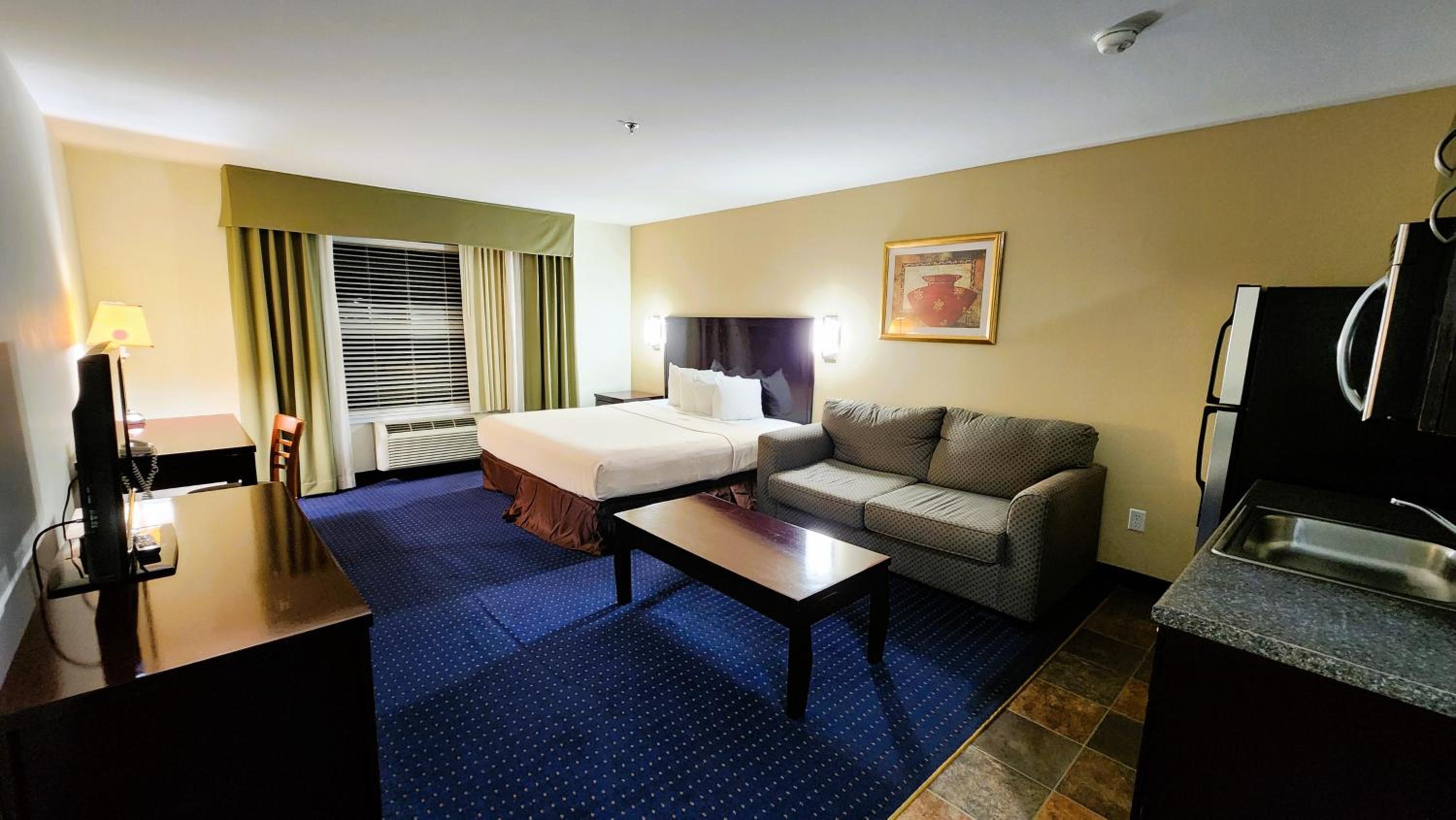 King Suite - Non-Smoking - Photo 4
