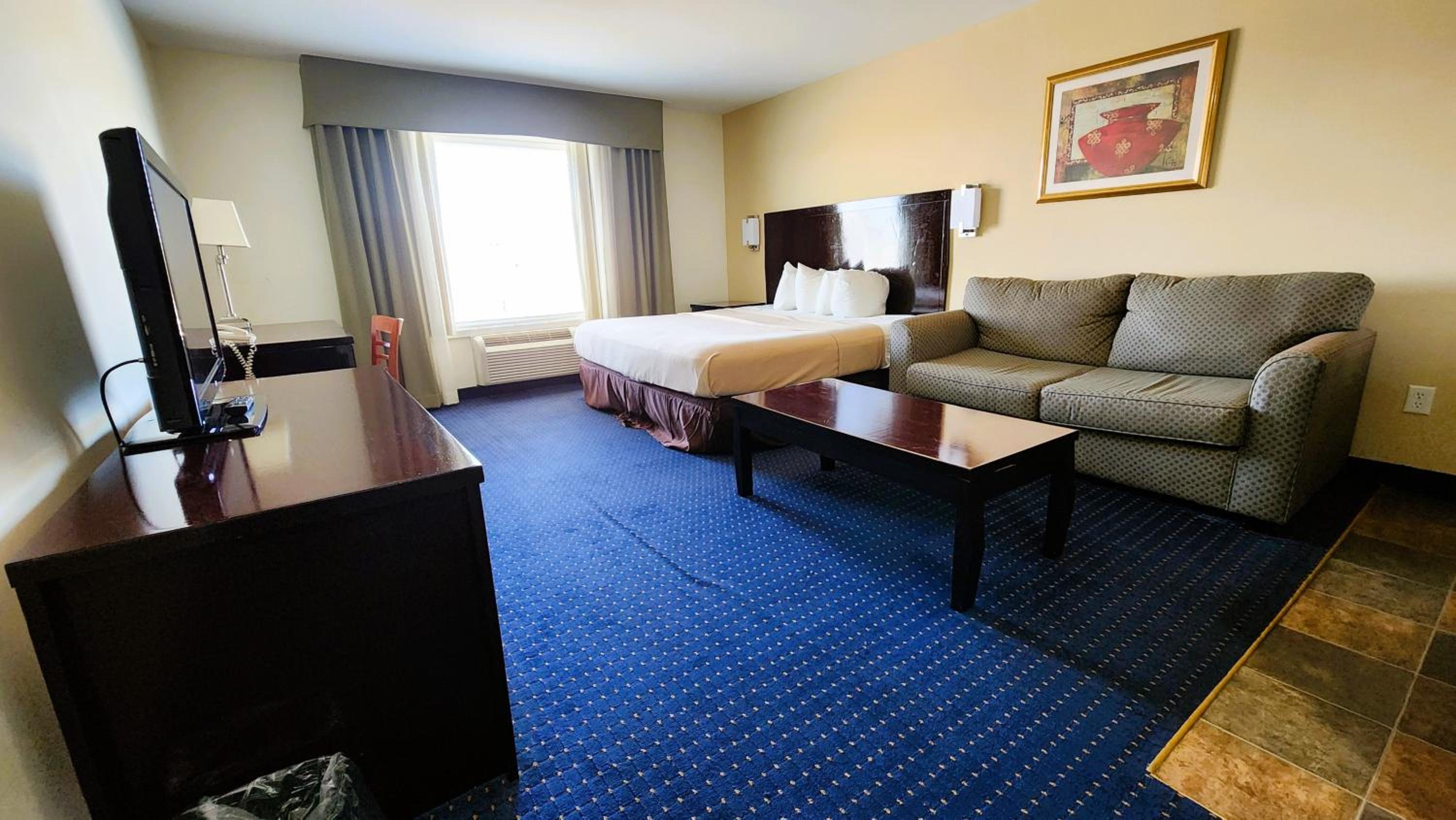 King Suite - Non-Smoking - Photo 3
