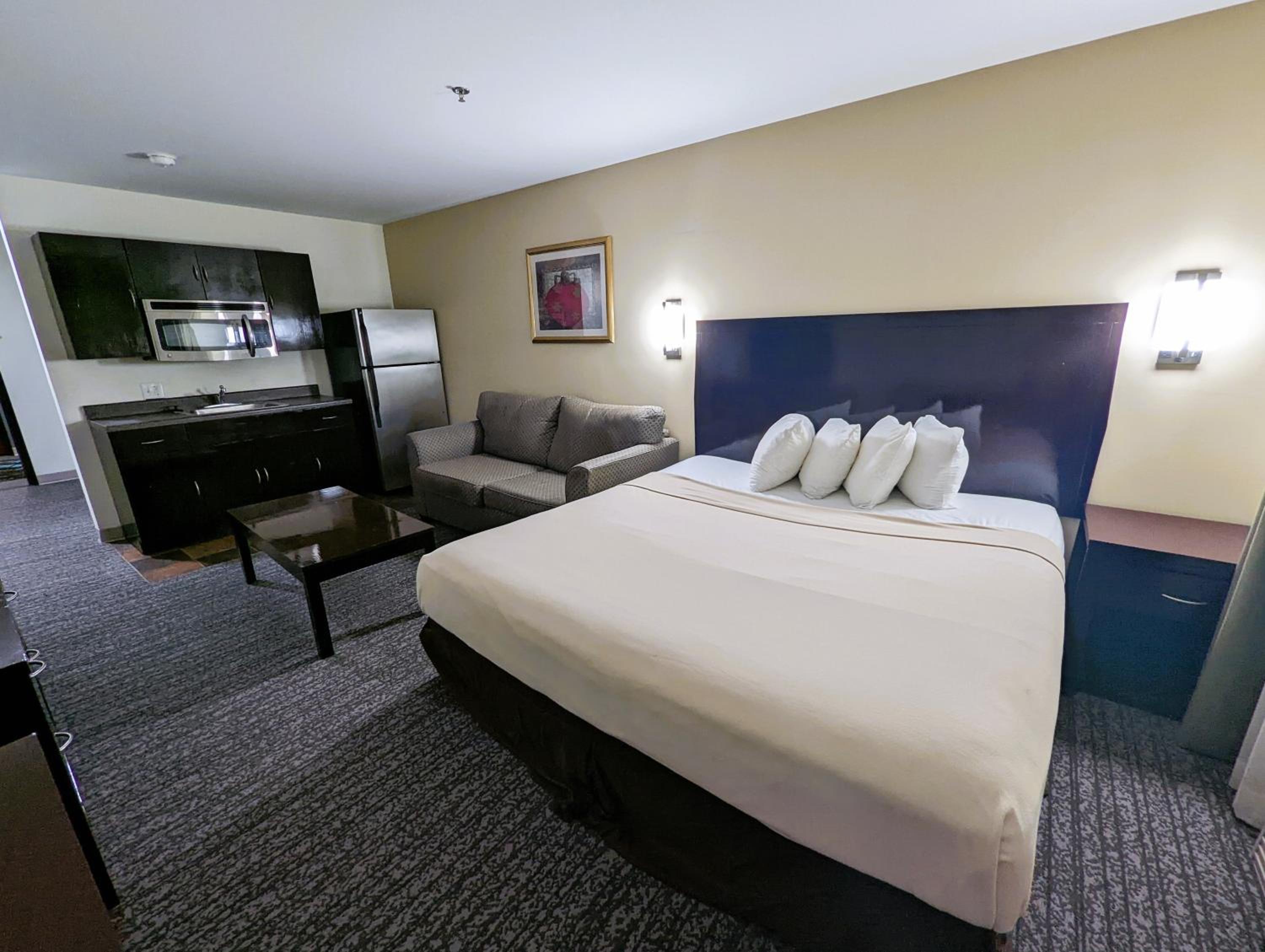 King Suite - Non-Smoking - Photo 6