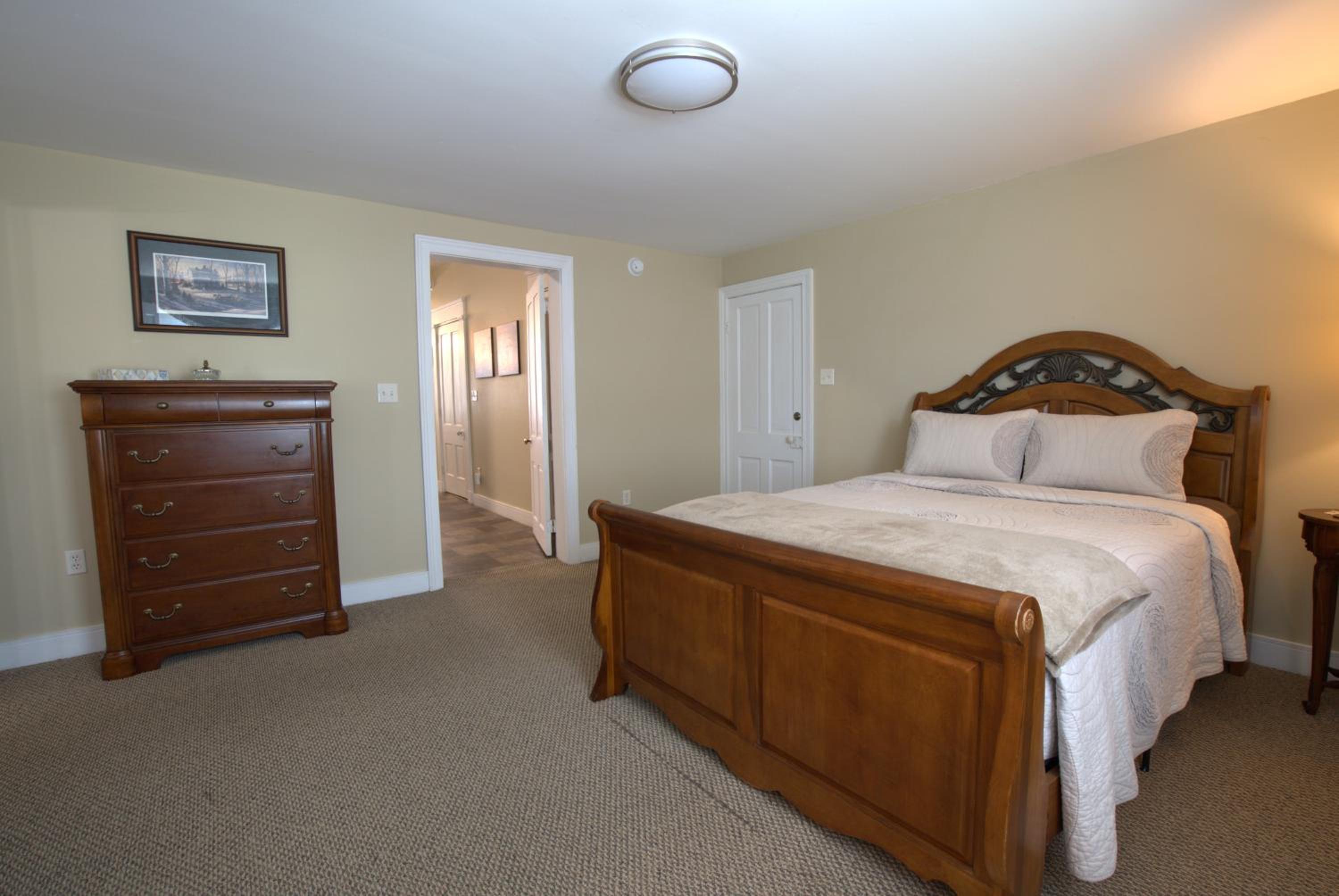 Deluxe Queen Suite