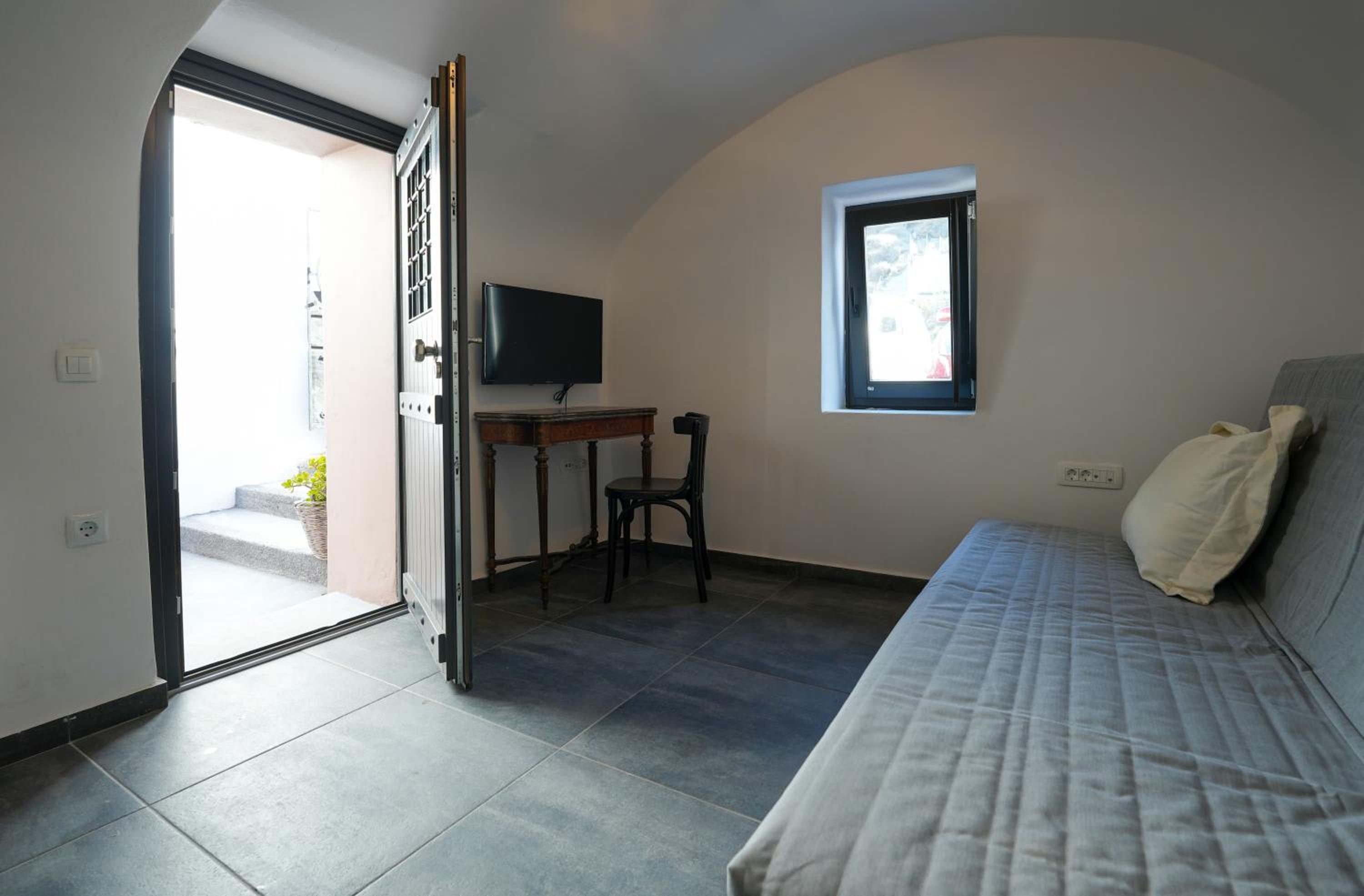Studio Apartment photo 1
