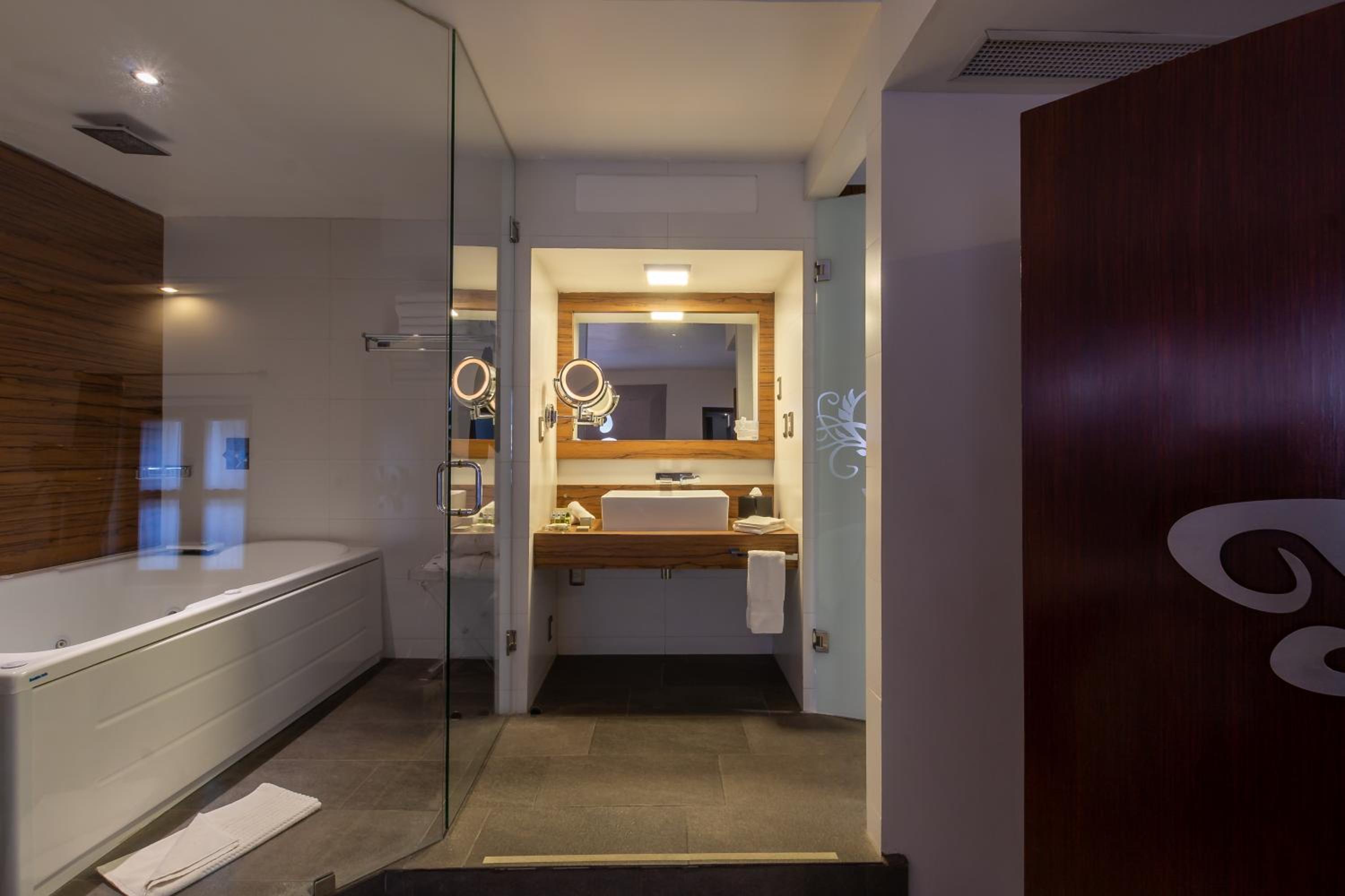 Deluxe Suite with Spa Bath - Cynthia - Photo 4