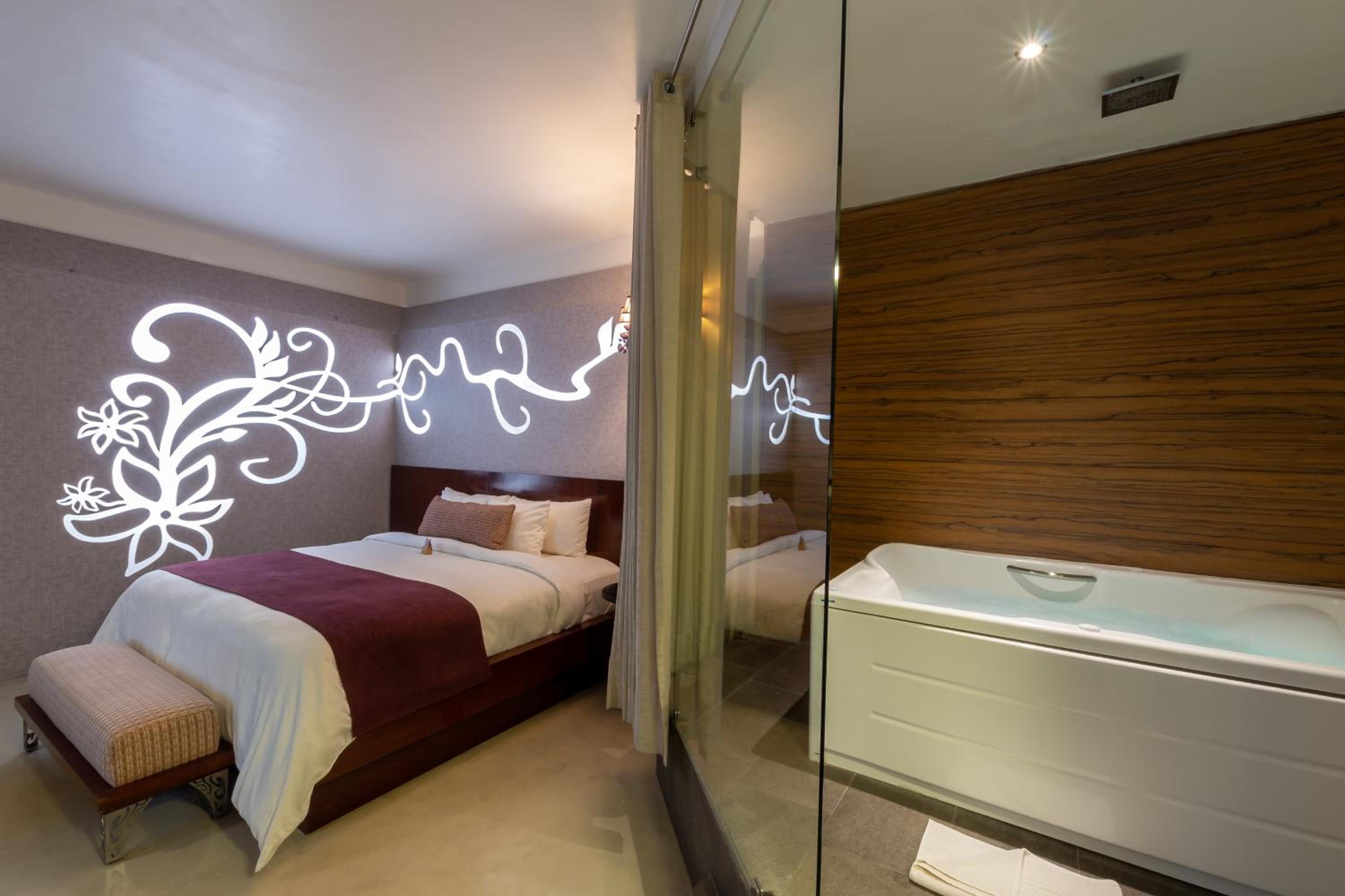 Deluxe Suite with Spa Bath - Cynthia - Photo 5