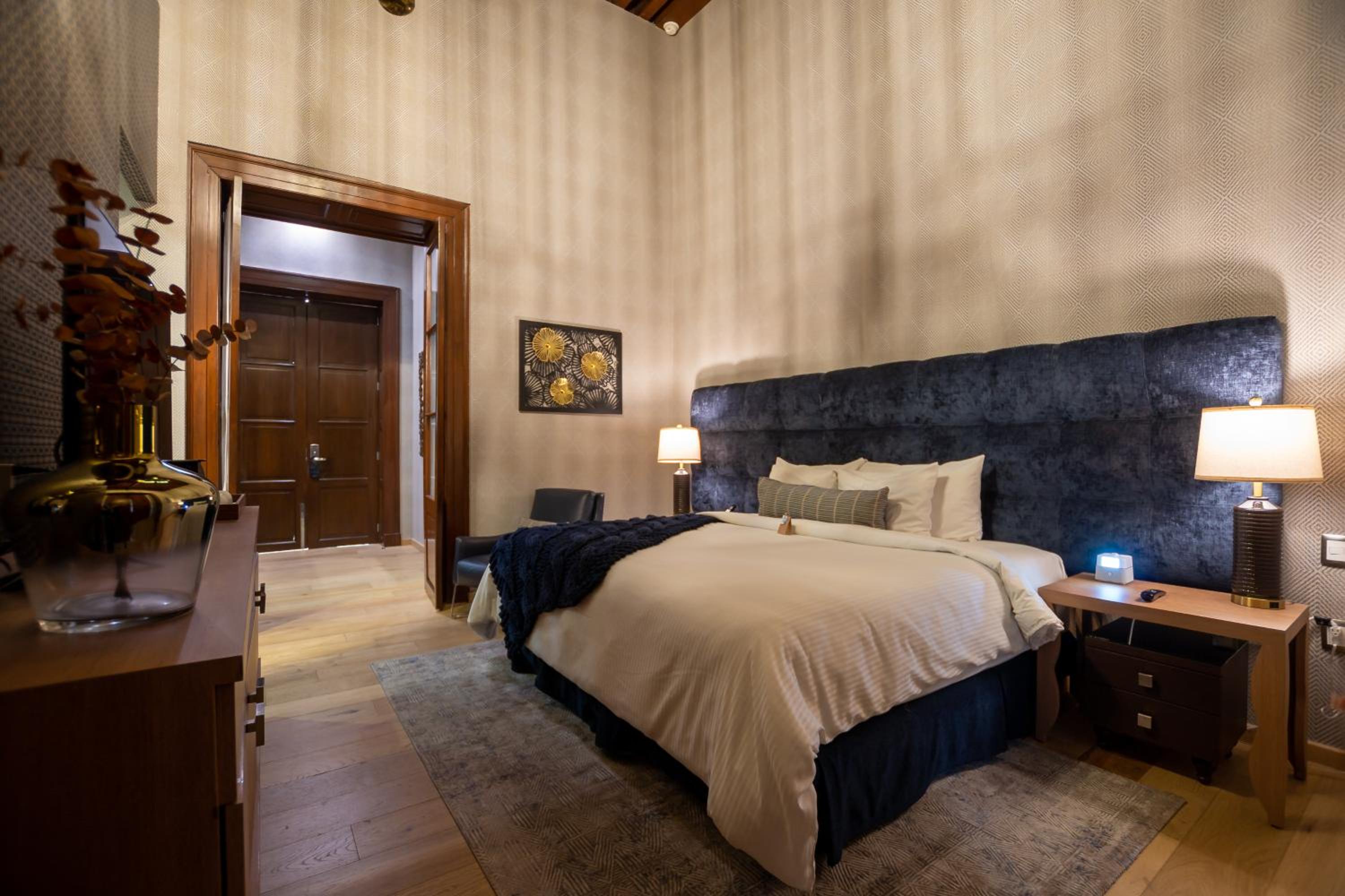 Deluxe Suite with Balcony - Pilar - Photo 11