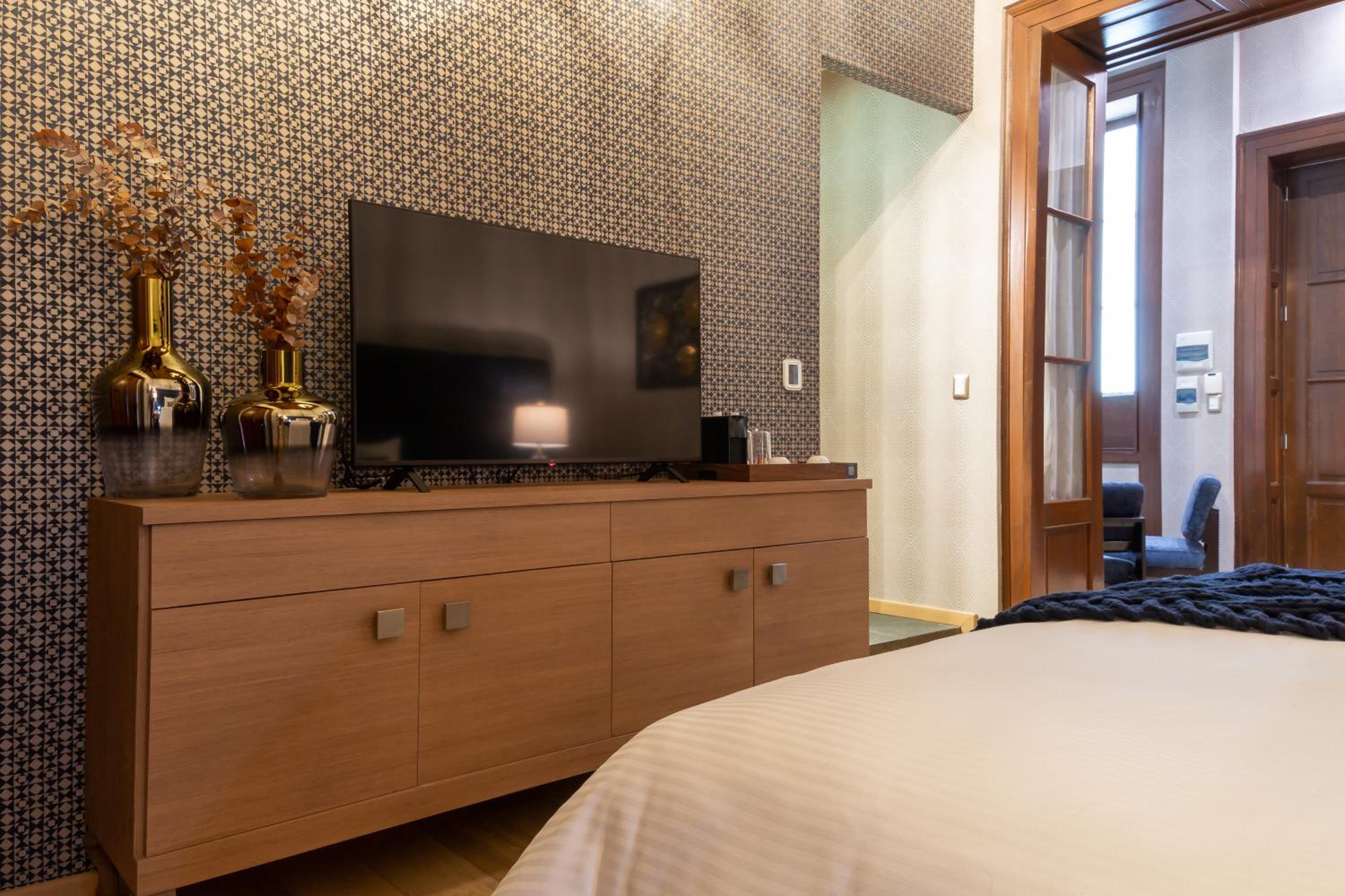 Deluxe Suite with Balcony - Pilar - Photo 9