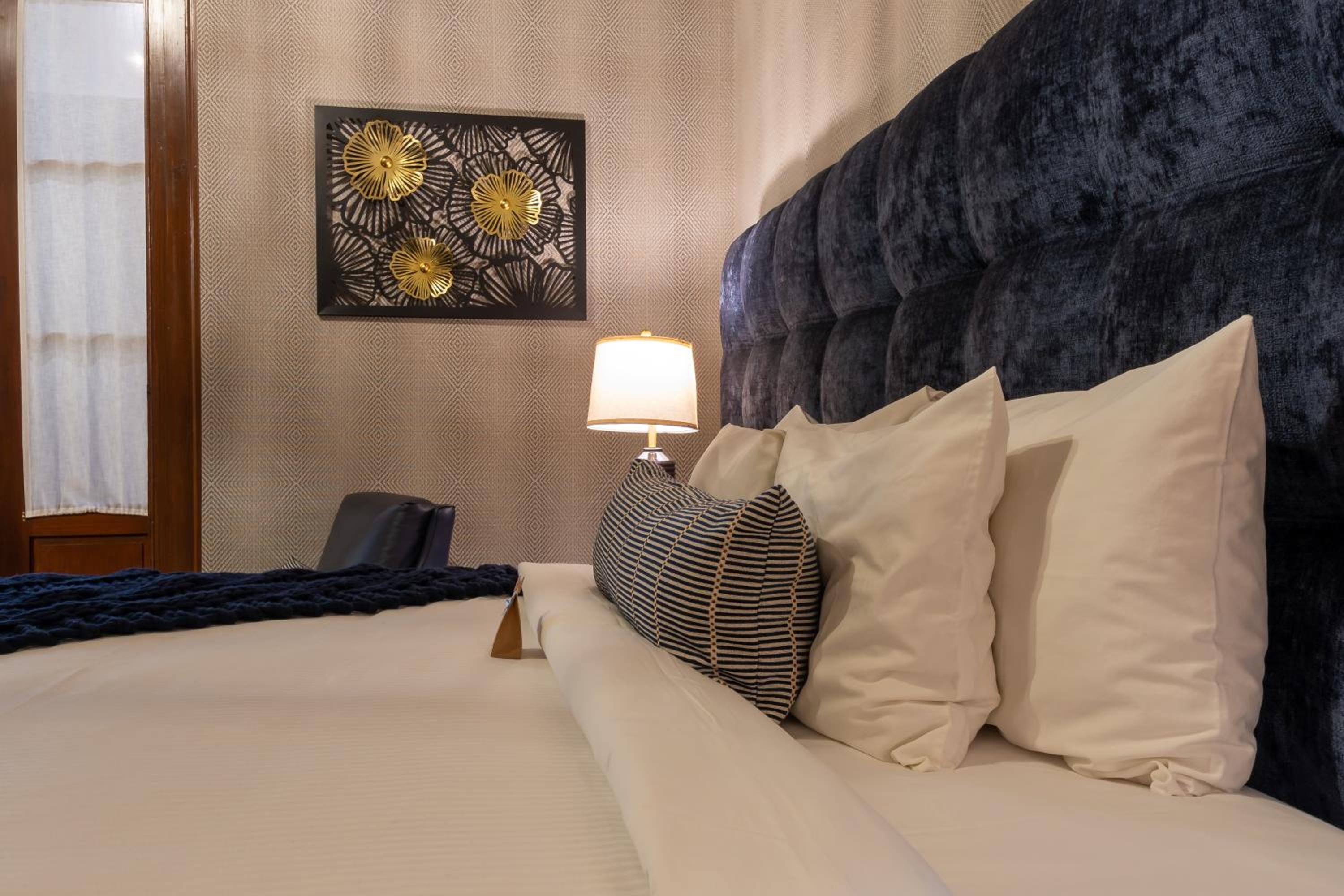 Deluxe Suite with Balcony - Pilar - Photo 8
