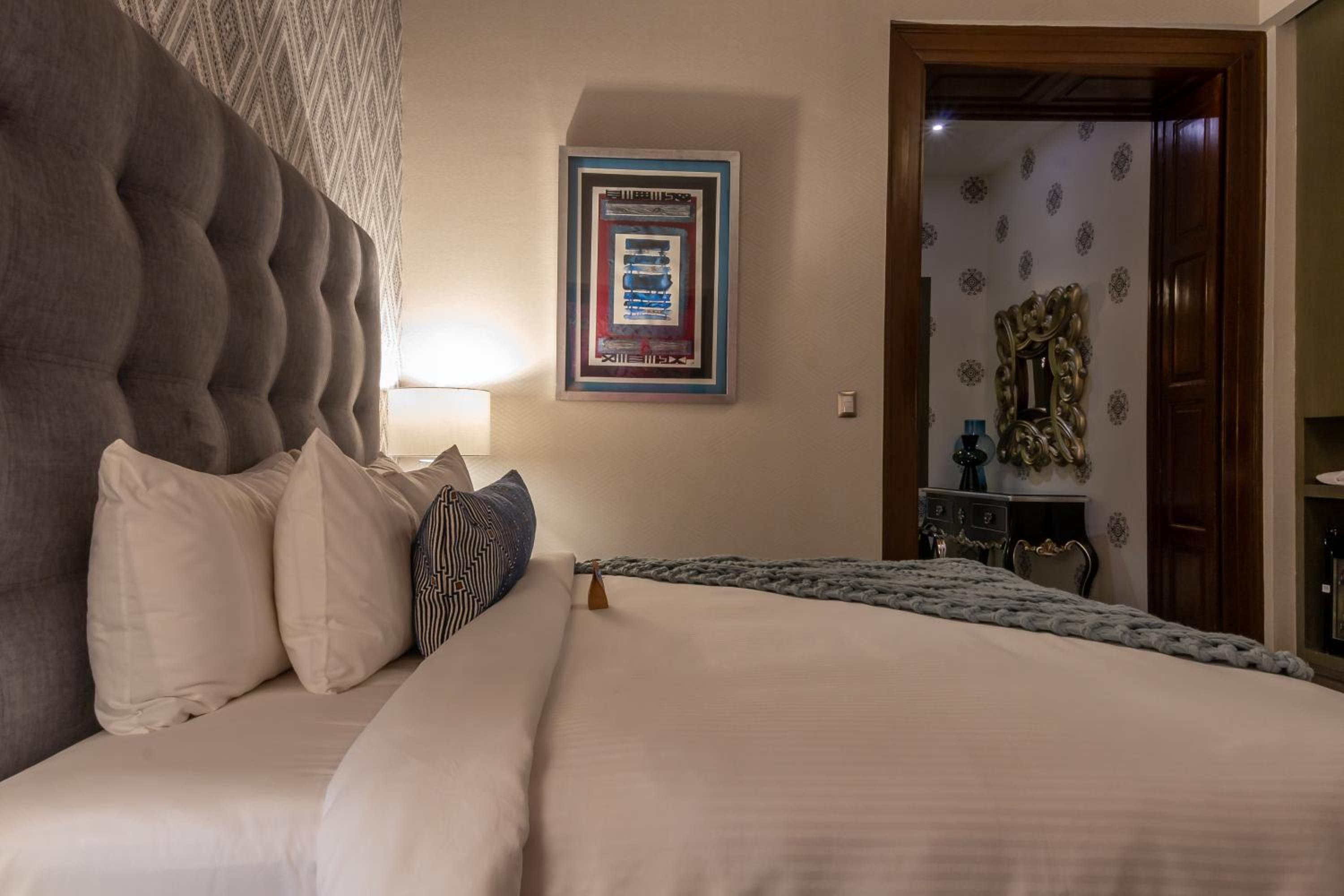 Deluxe Suite with Balcony - Isabel - Photo 6