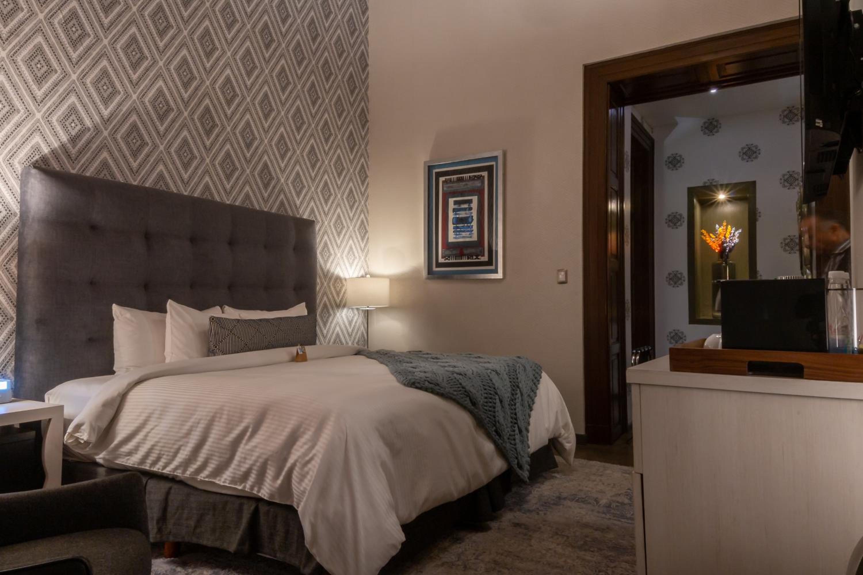 Deluxe Suite with Balcony - Isabel - Photo 7