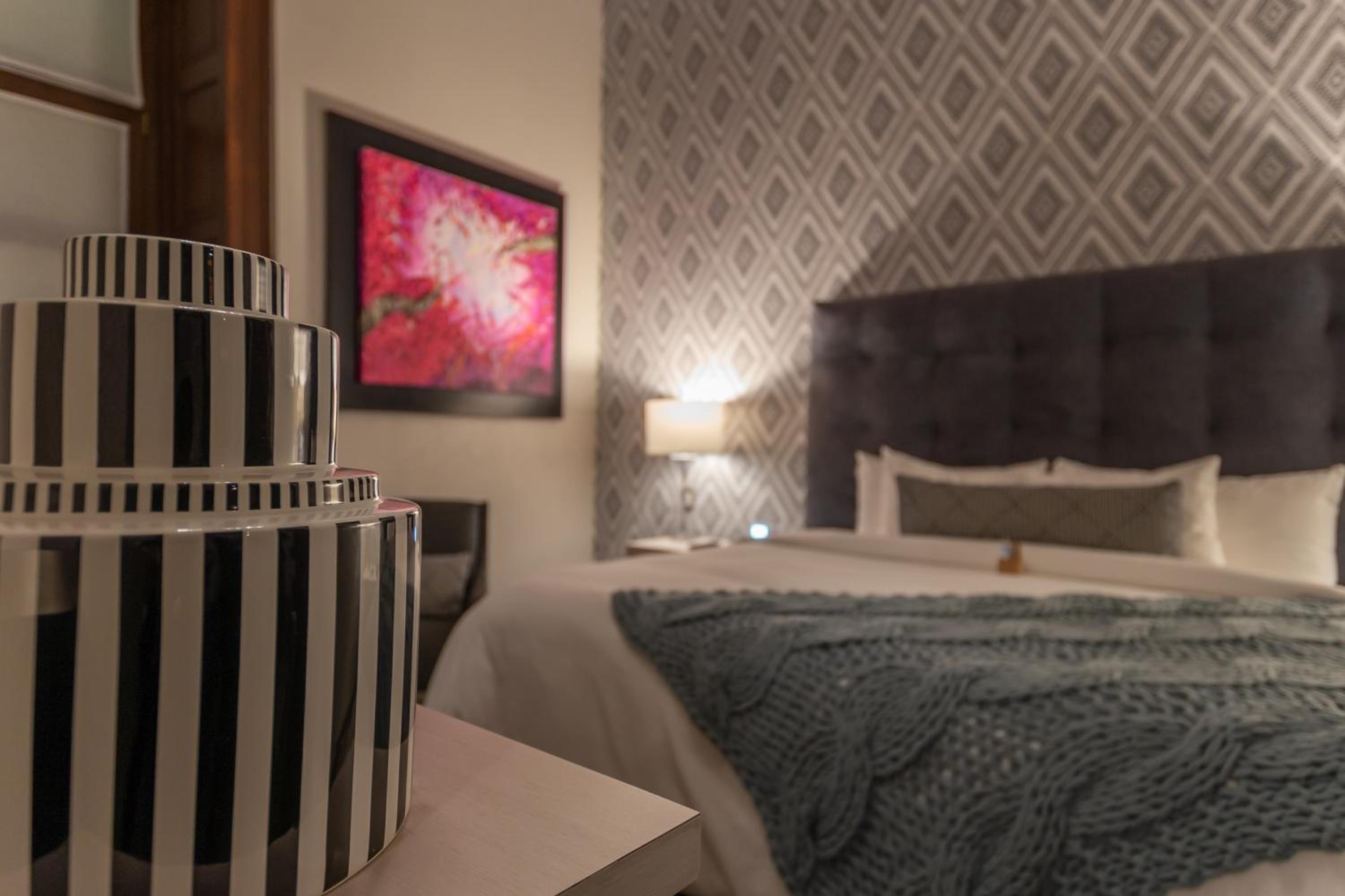 Deluxe Suite with Balcony - Isabel - Photo 10
