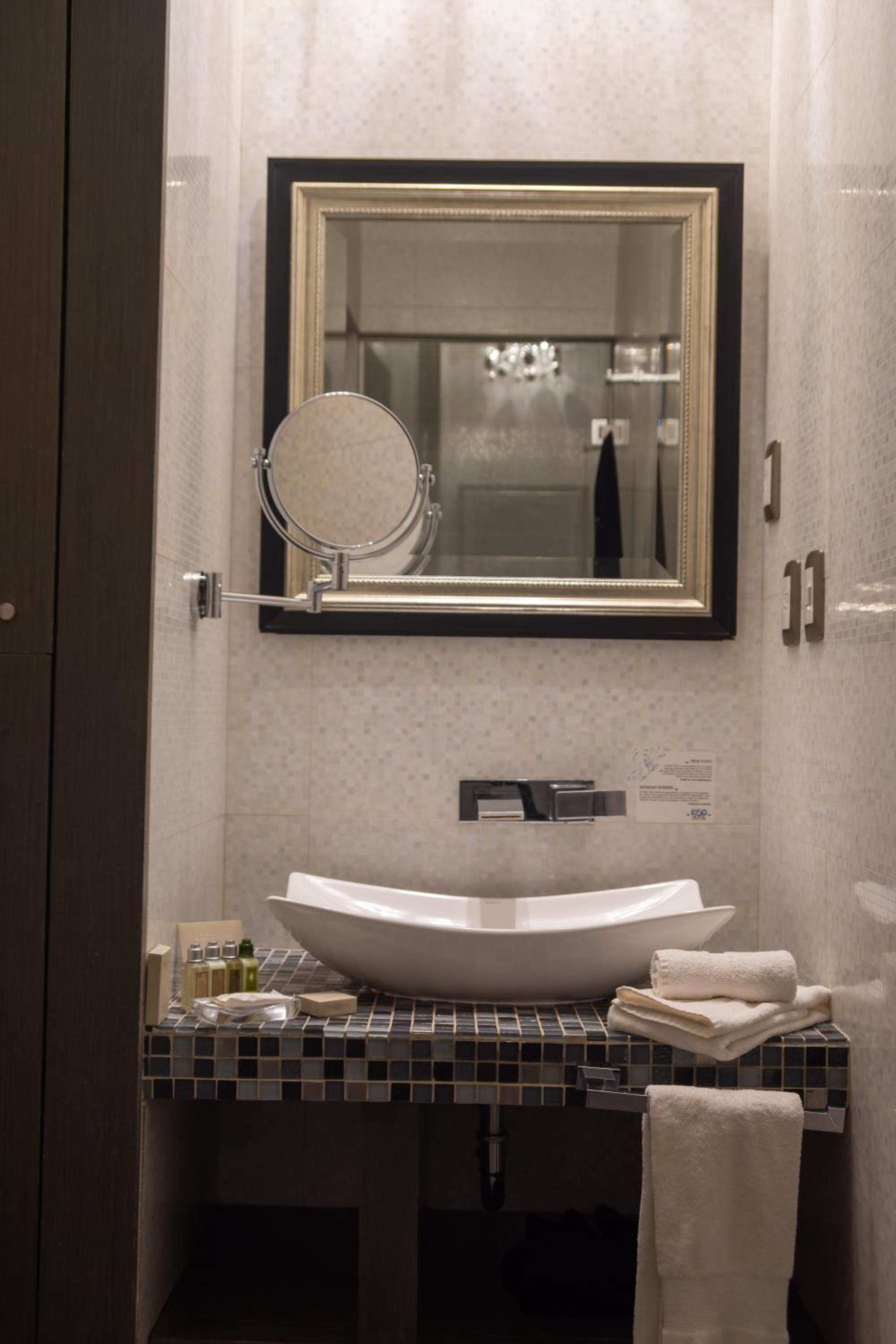 Deluxe Suite with Balcony - Isabel - Photo 2