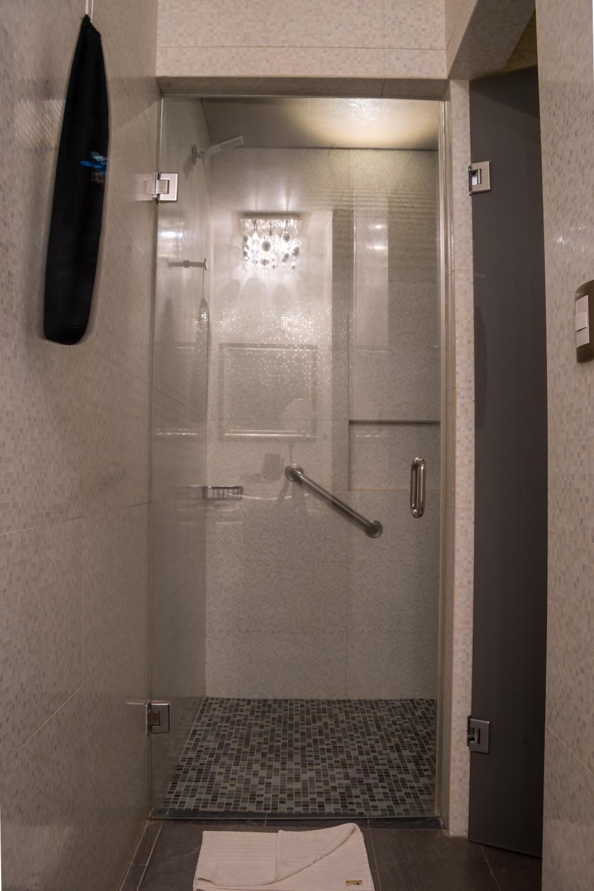 Deluxe Suite with Balcony - Isabel - Photo 3