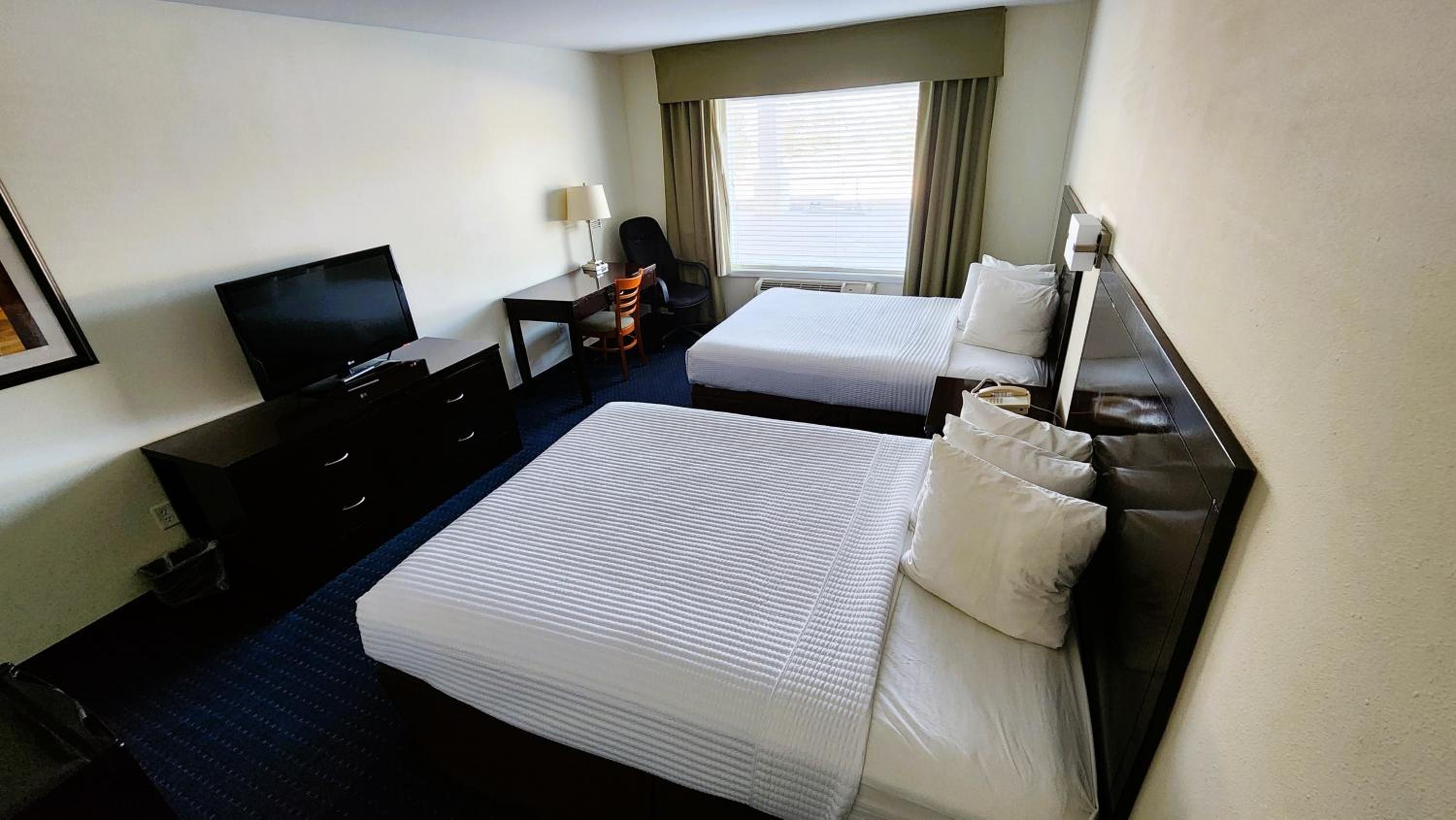 Queen Room with Two Queen Beds - Non-Smoking - Photo 2