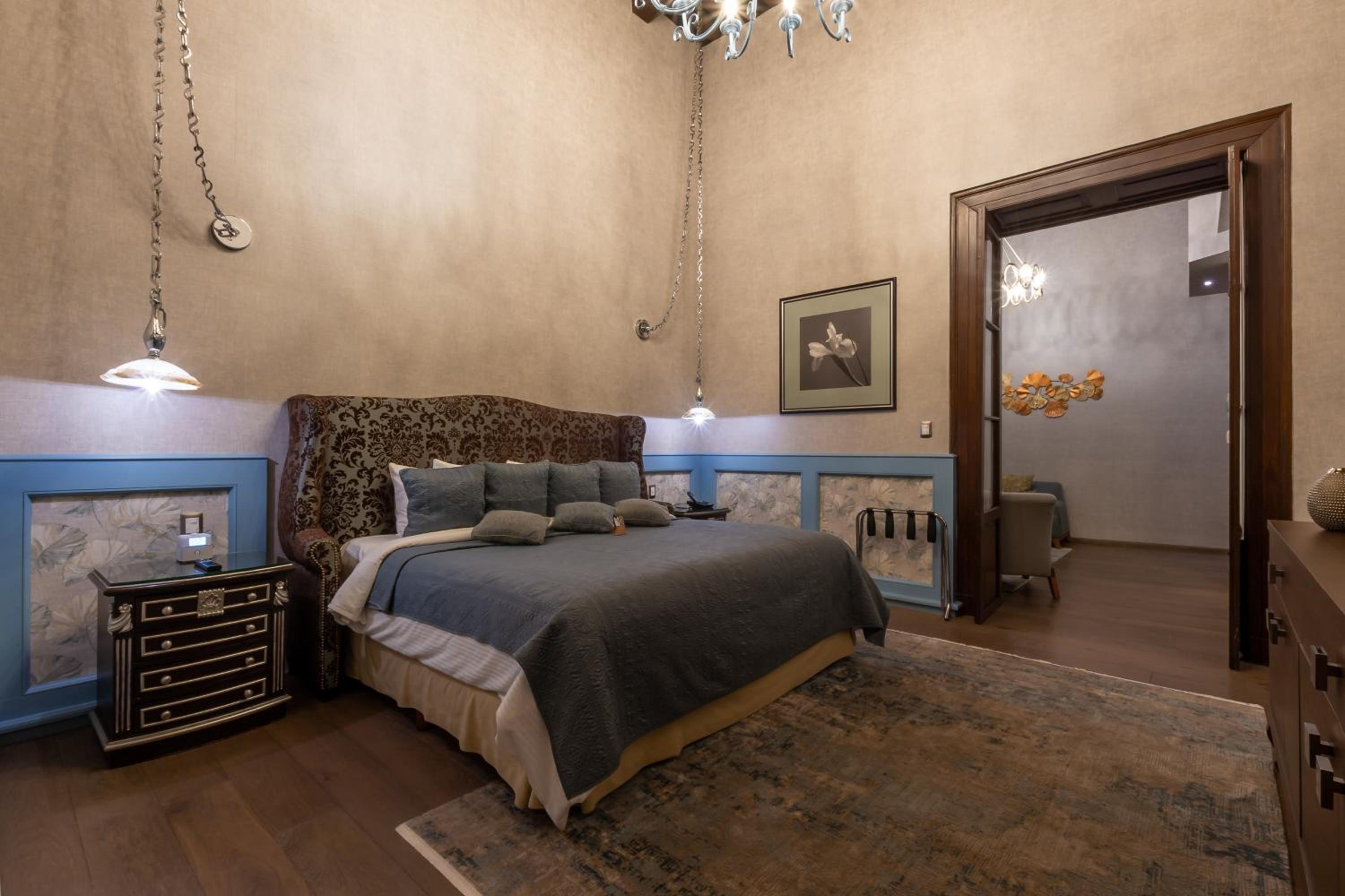 Master Suite with Balcony - Victoria - Photo 1
