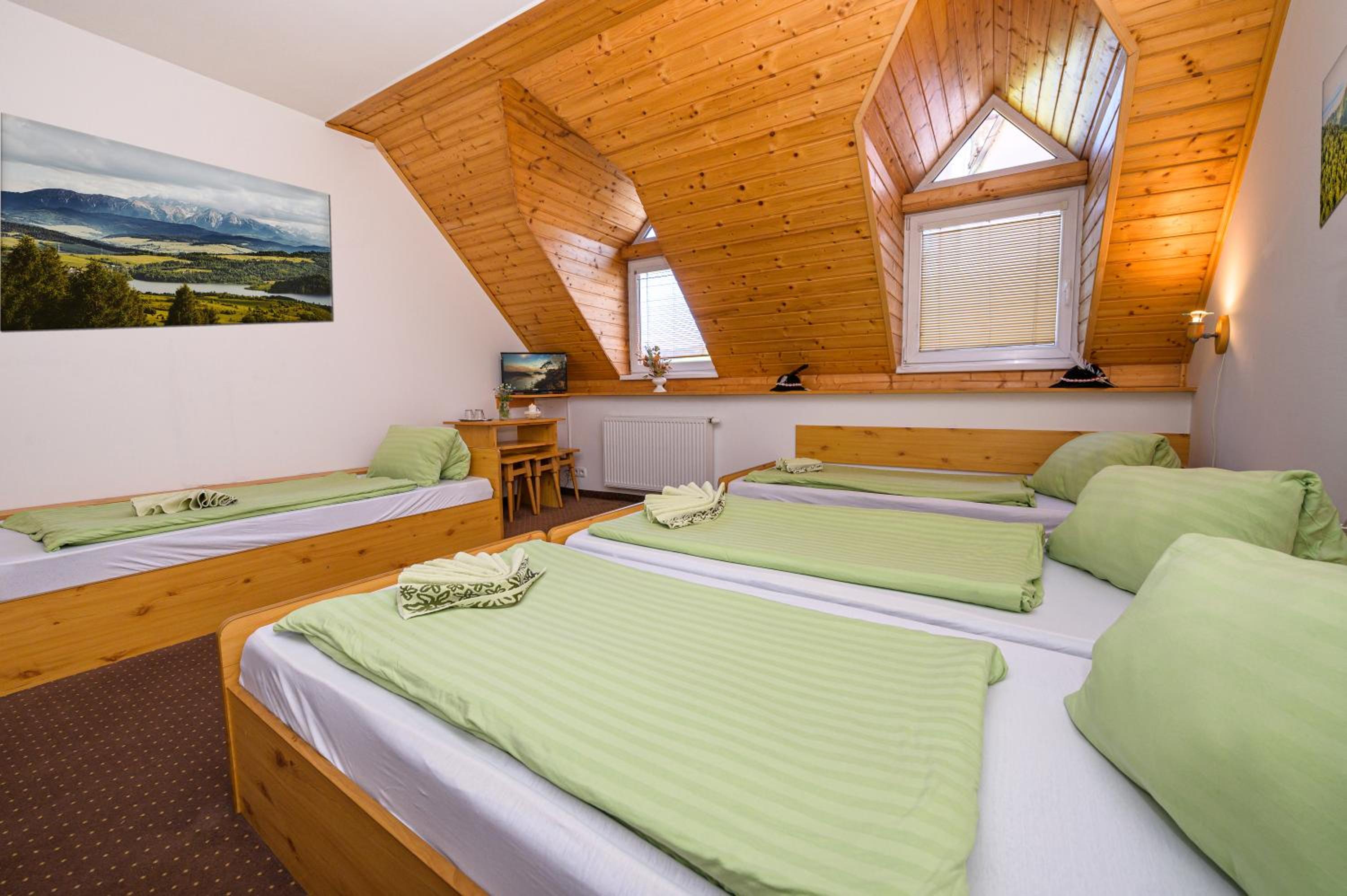 Quadruple Room with Mountain View photo 2