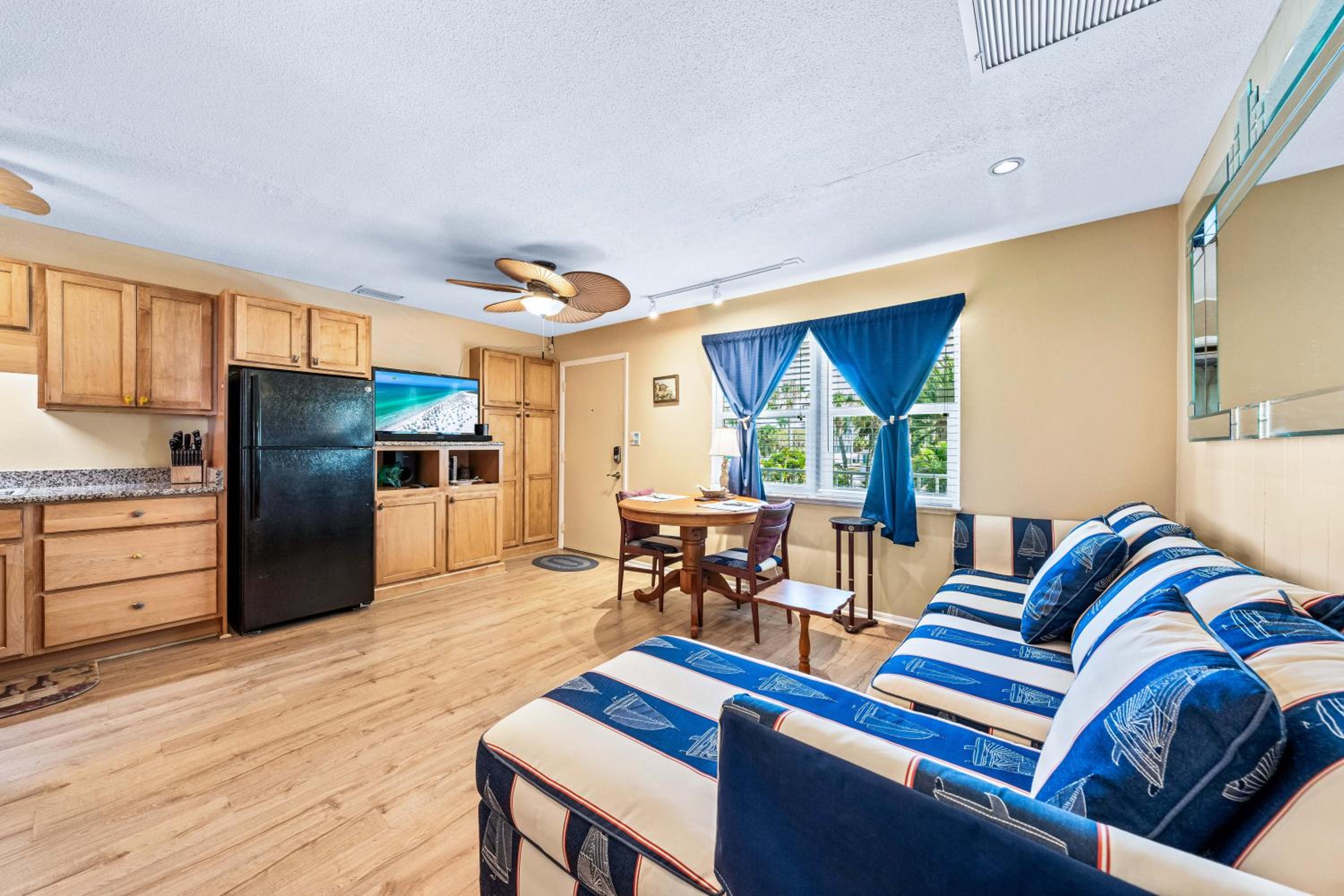 One-Bedroom Apartment with Balcony photo 3