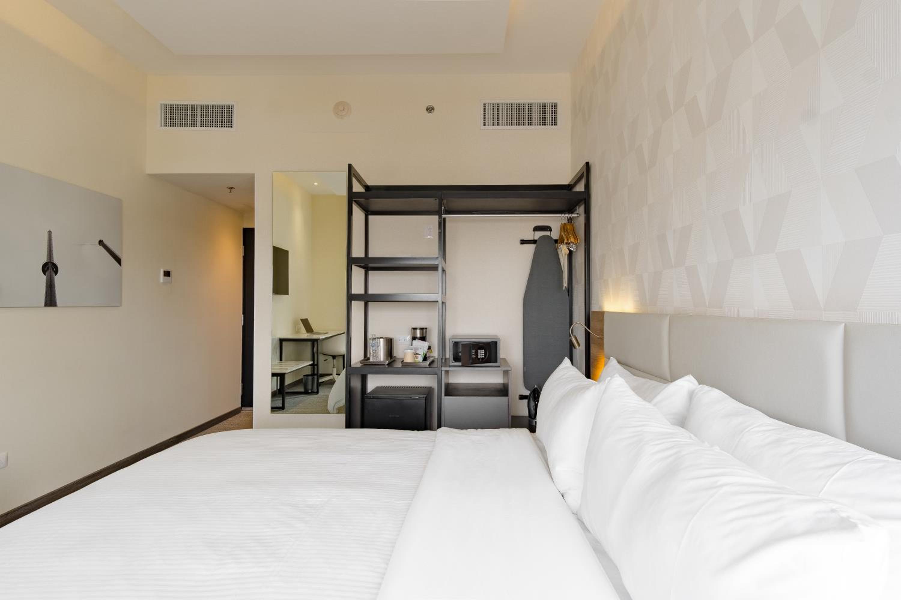 King Room - Non-Smoking - Photo 6