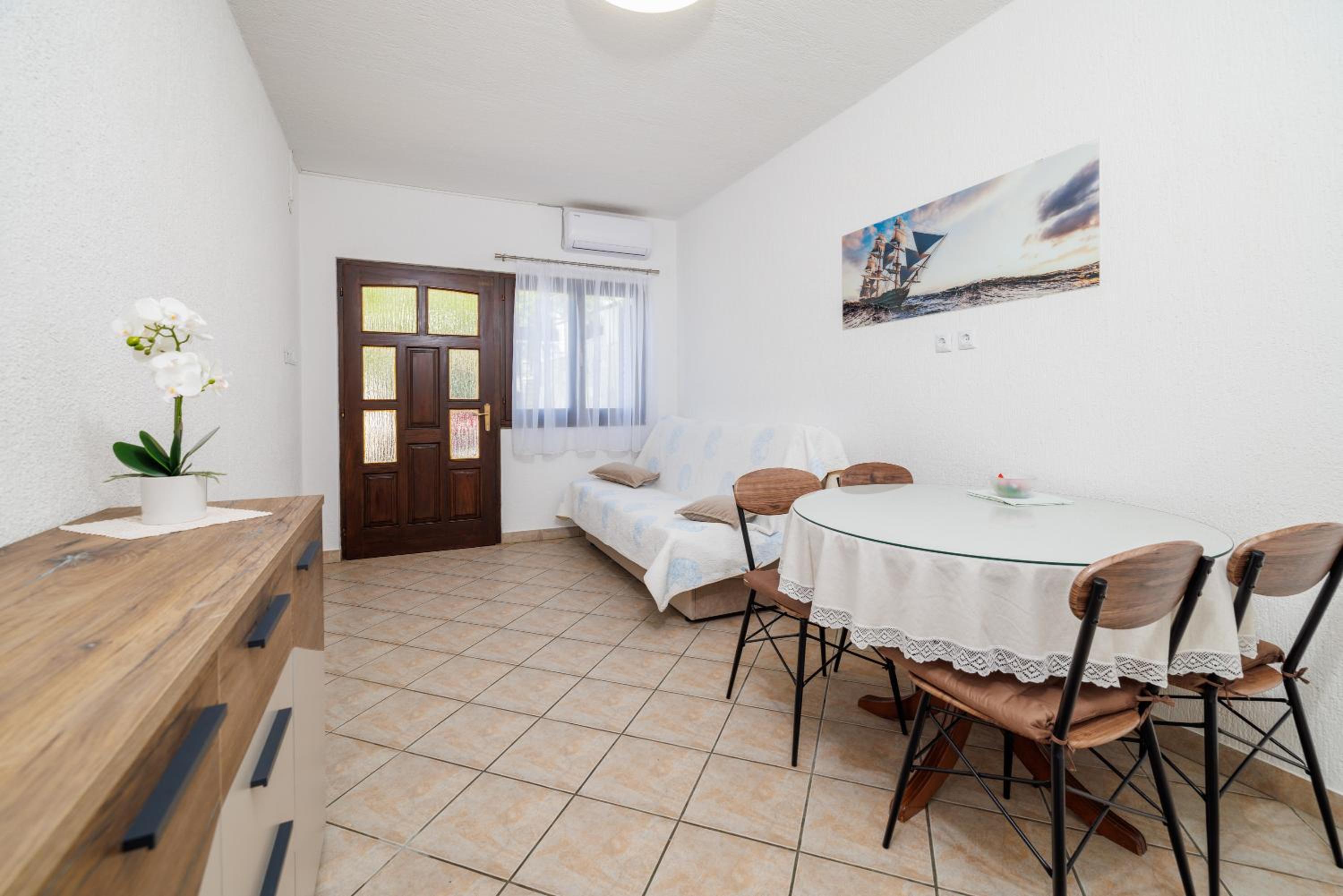 One-Bedroom Apartment - Photo 11