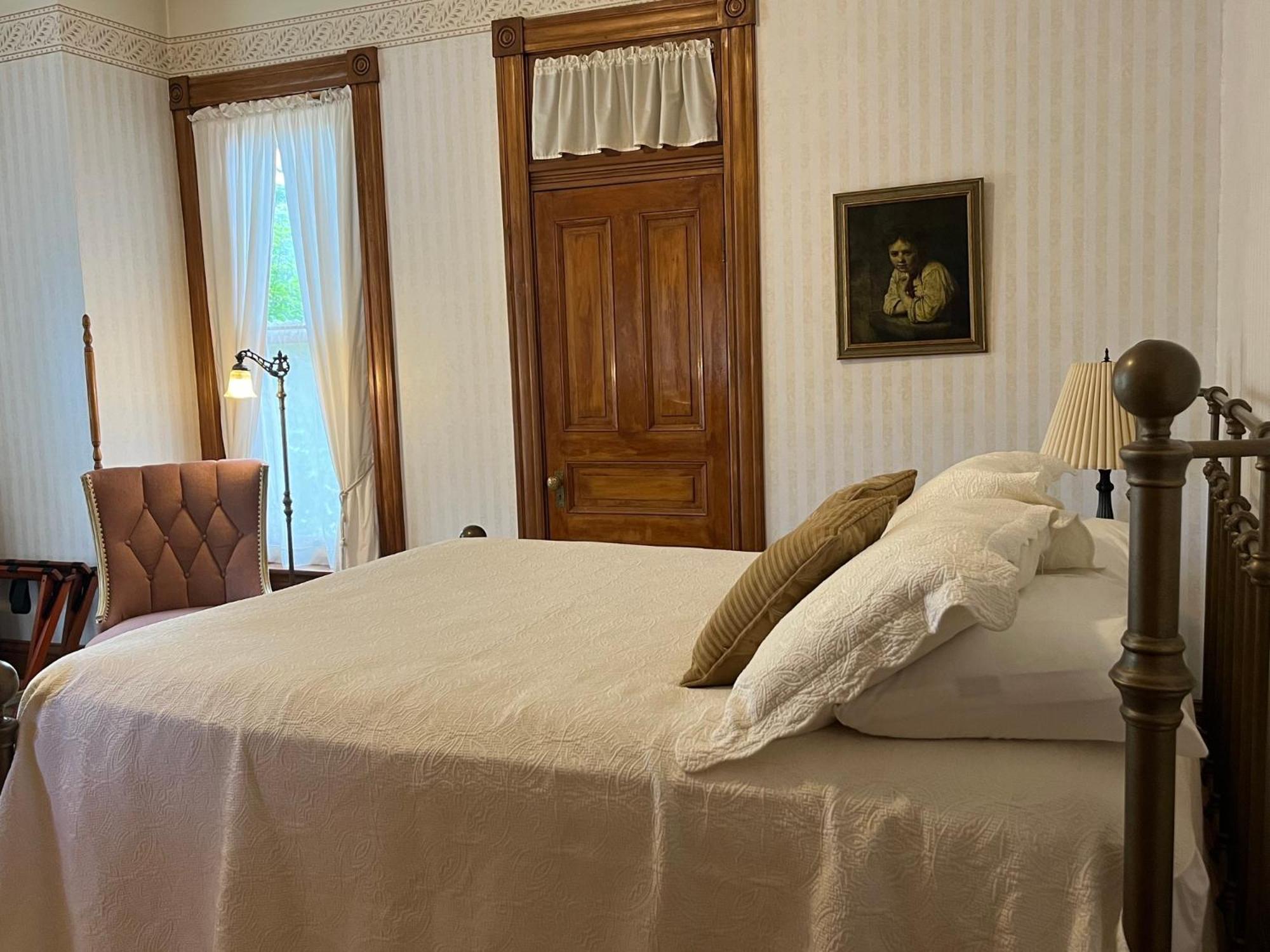 Deluxe Double Room with Balcony - Photo 2