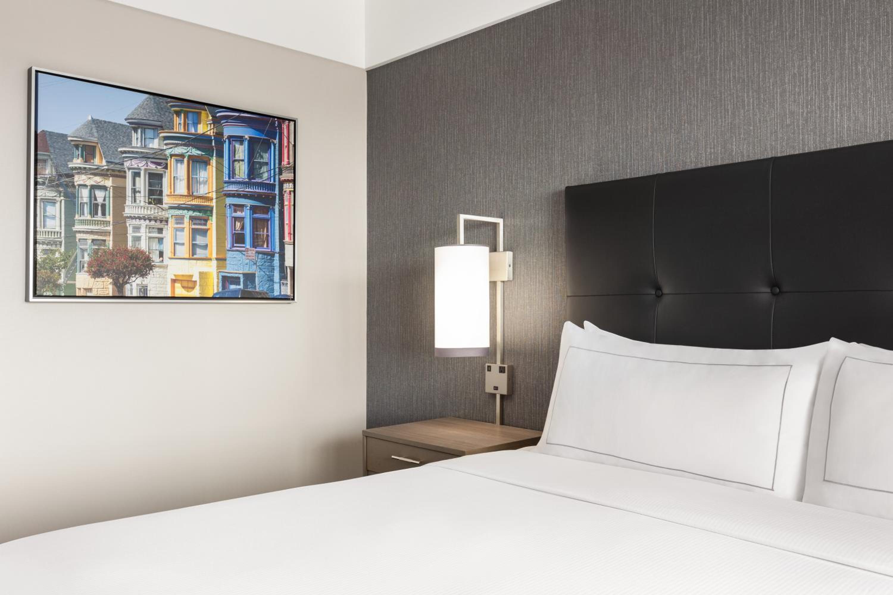 Standard King Room - Photo 7