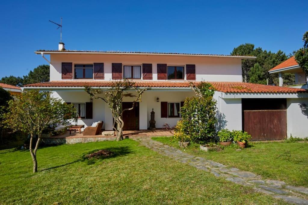 Five-Bedroom House photo 2