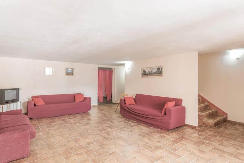 Five-Bedroom House photo 1