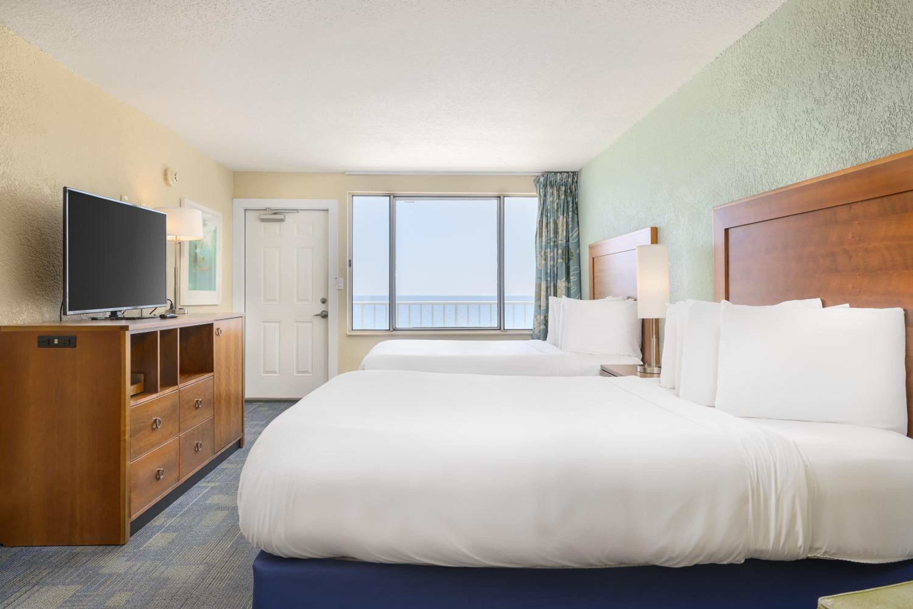 Standard Queen Room with Two Queen Beds - Photo 2