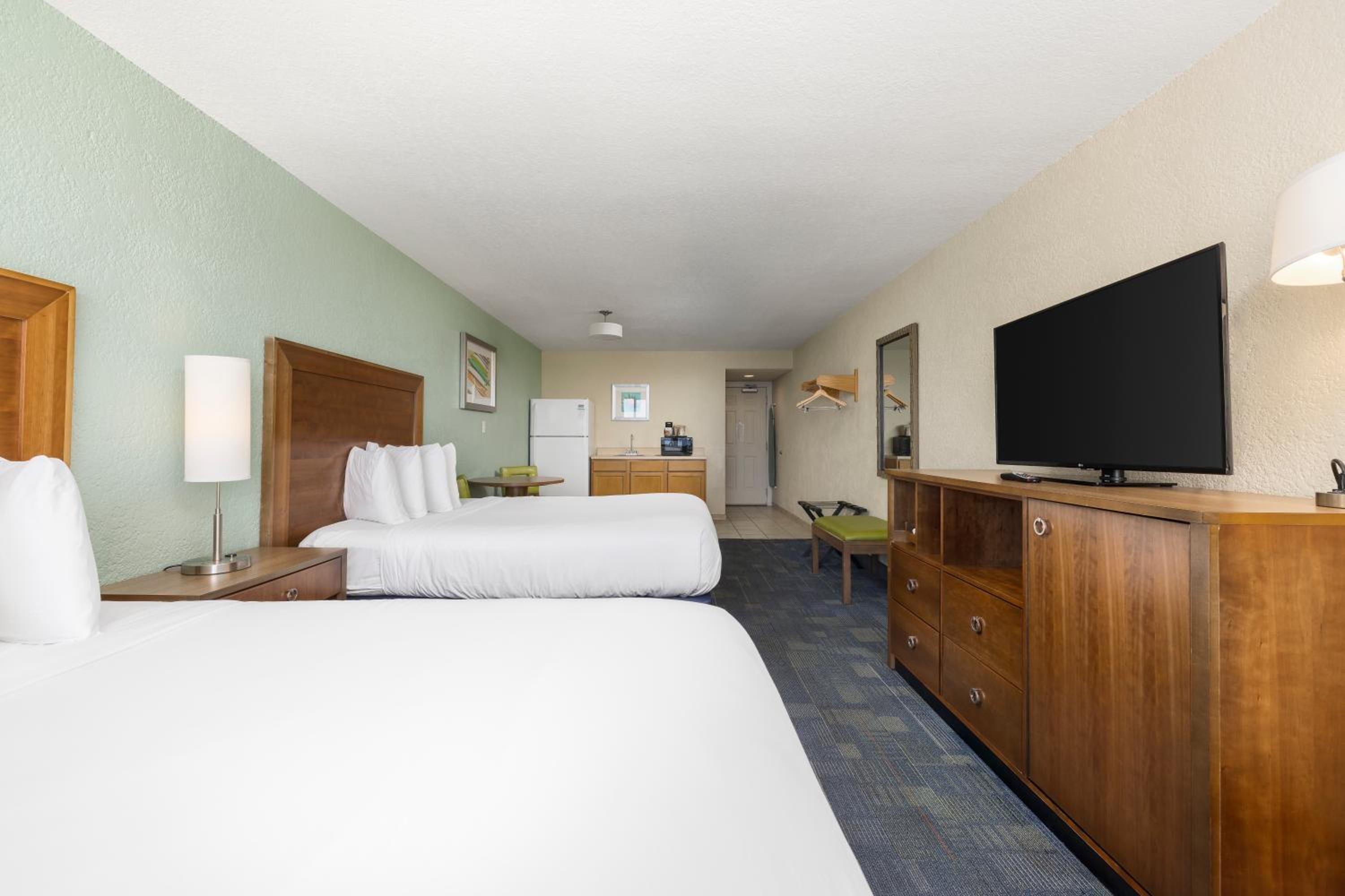 Standard Queen Room with Two Queen Beds - Photo 3
