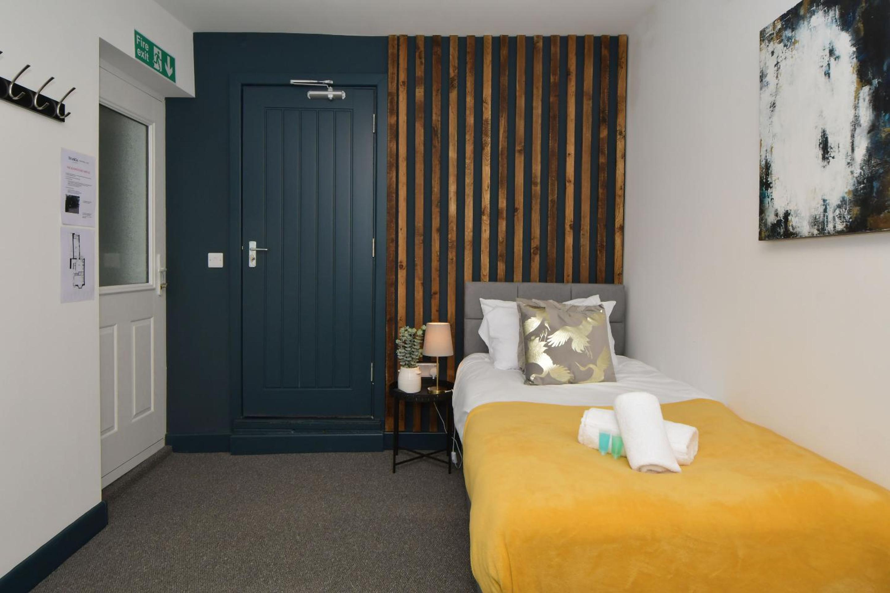 Single Room with Private Bathroom photo 2