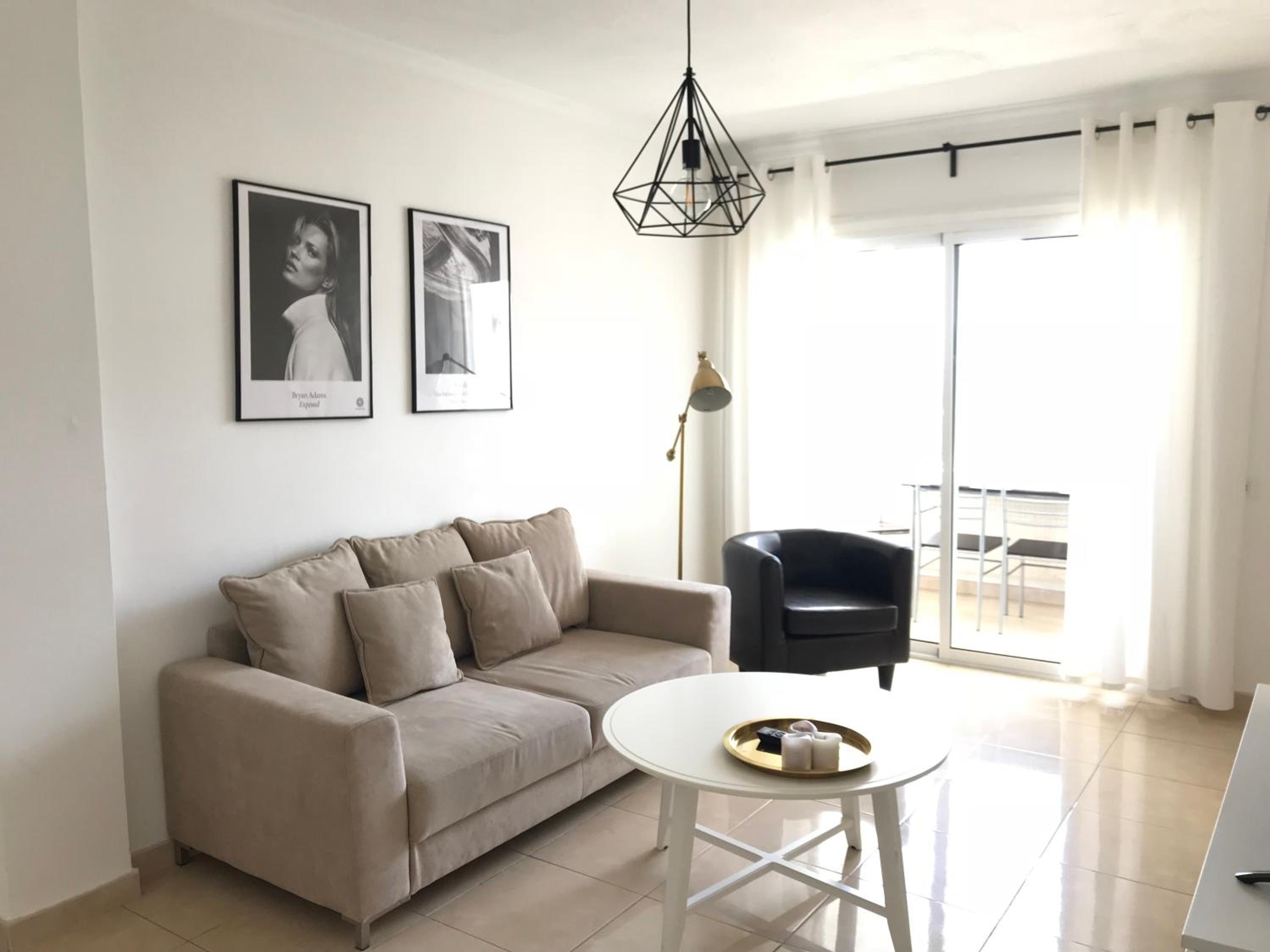 Apartamento Premium de Tres Habitaciones con Balcón