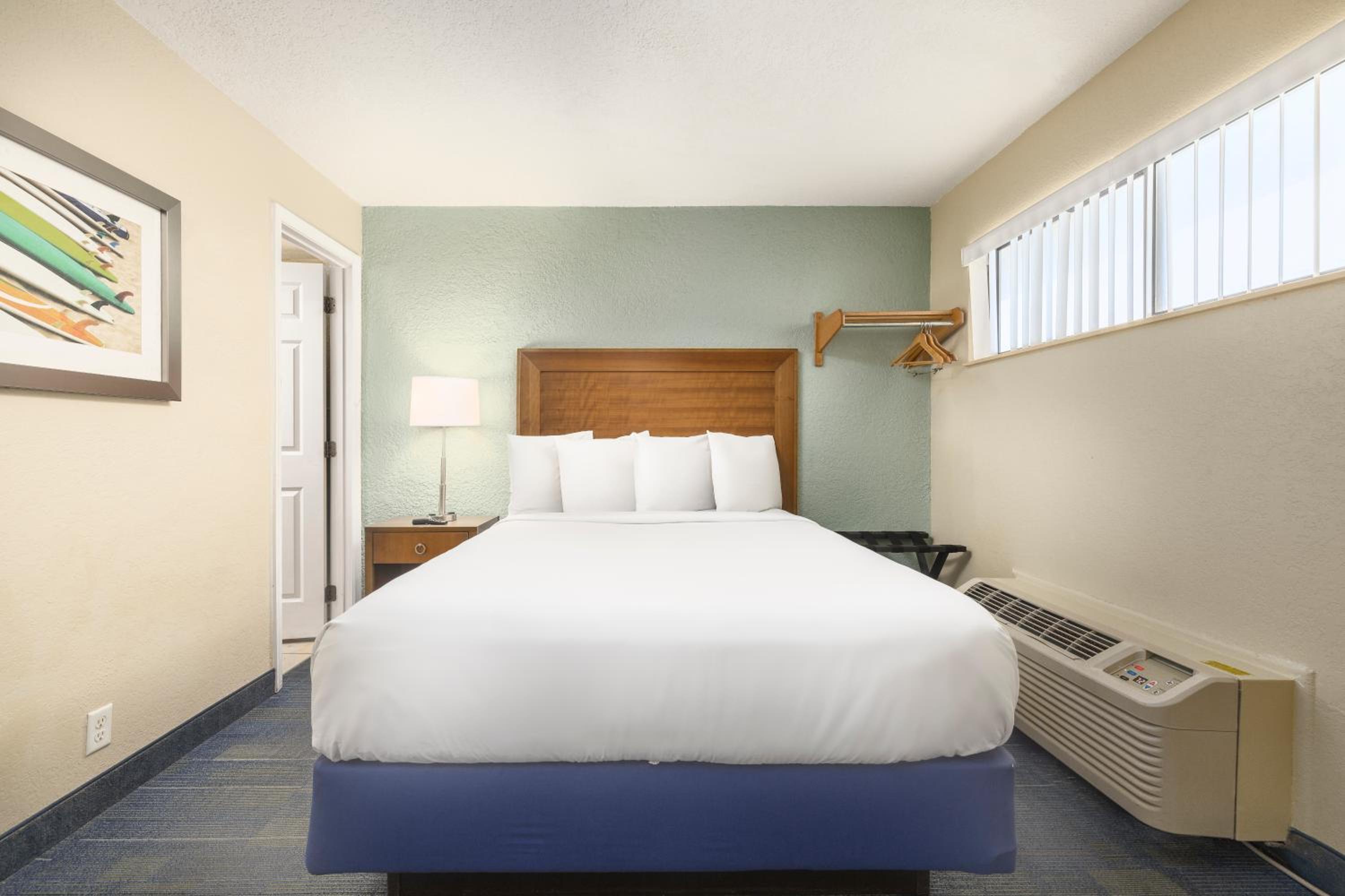 Queen Suite with Two Queen Beds - Photo 2