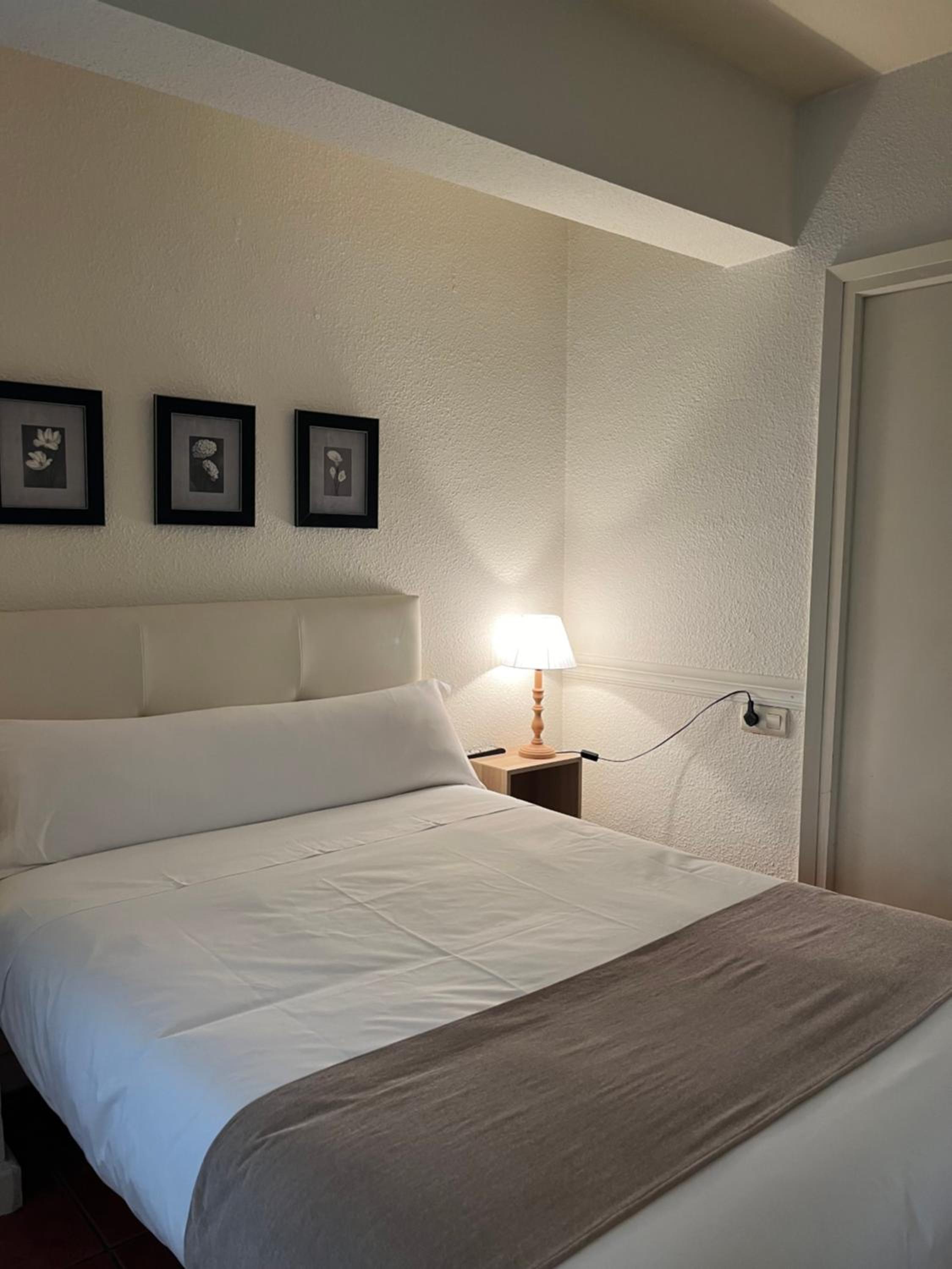 One-Bedroom Apartment - Photo 2