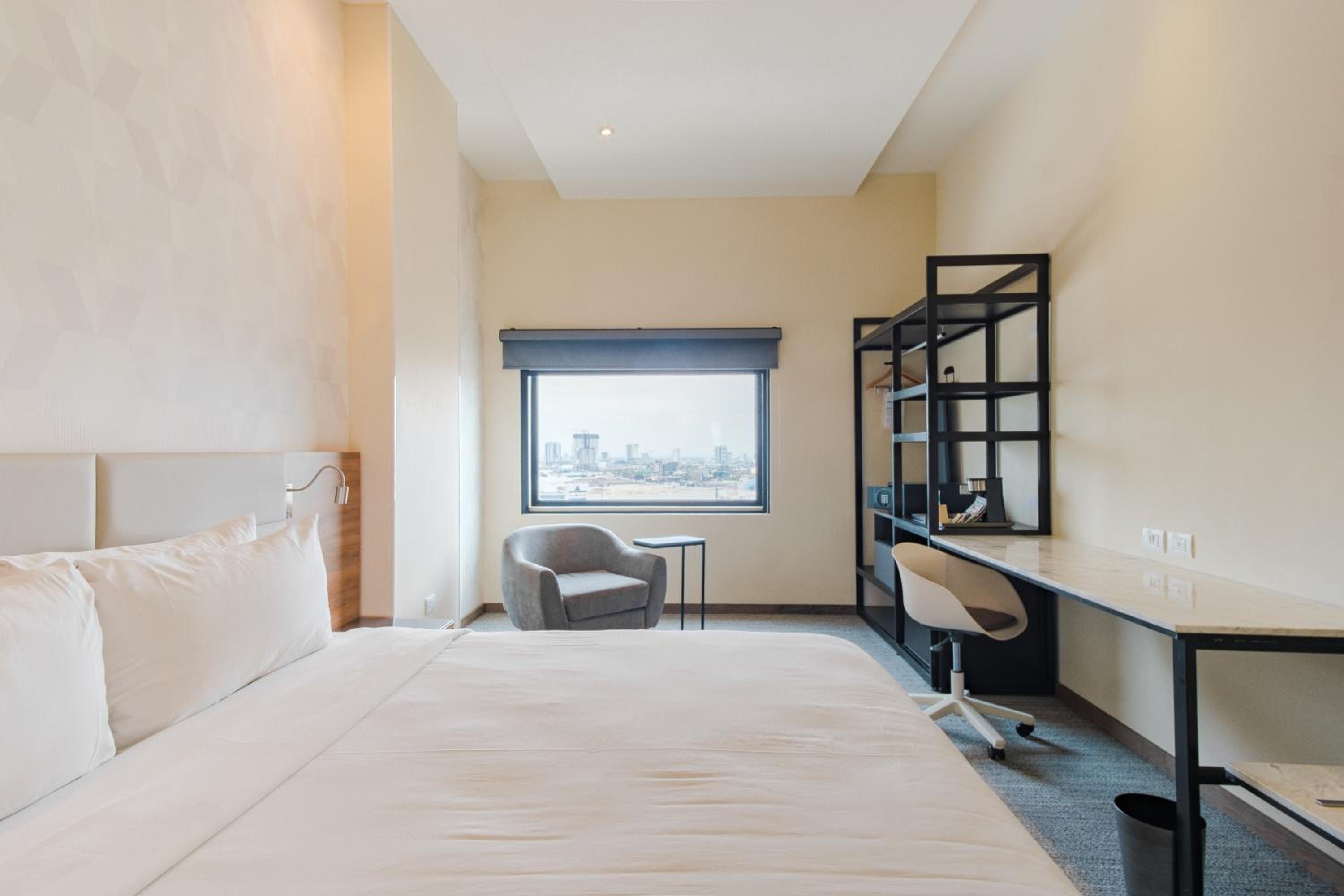 King Room - Non-Smoking - Photo 5