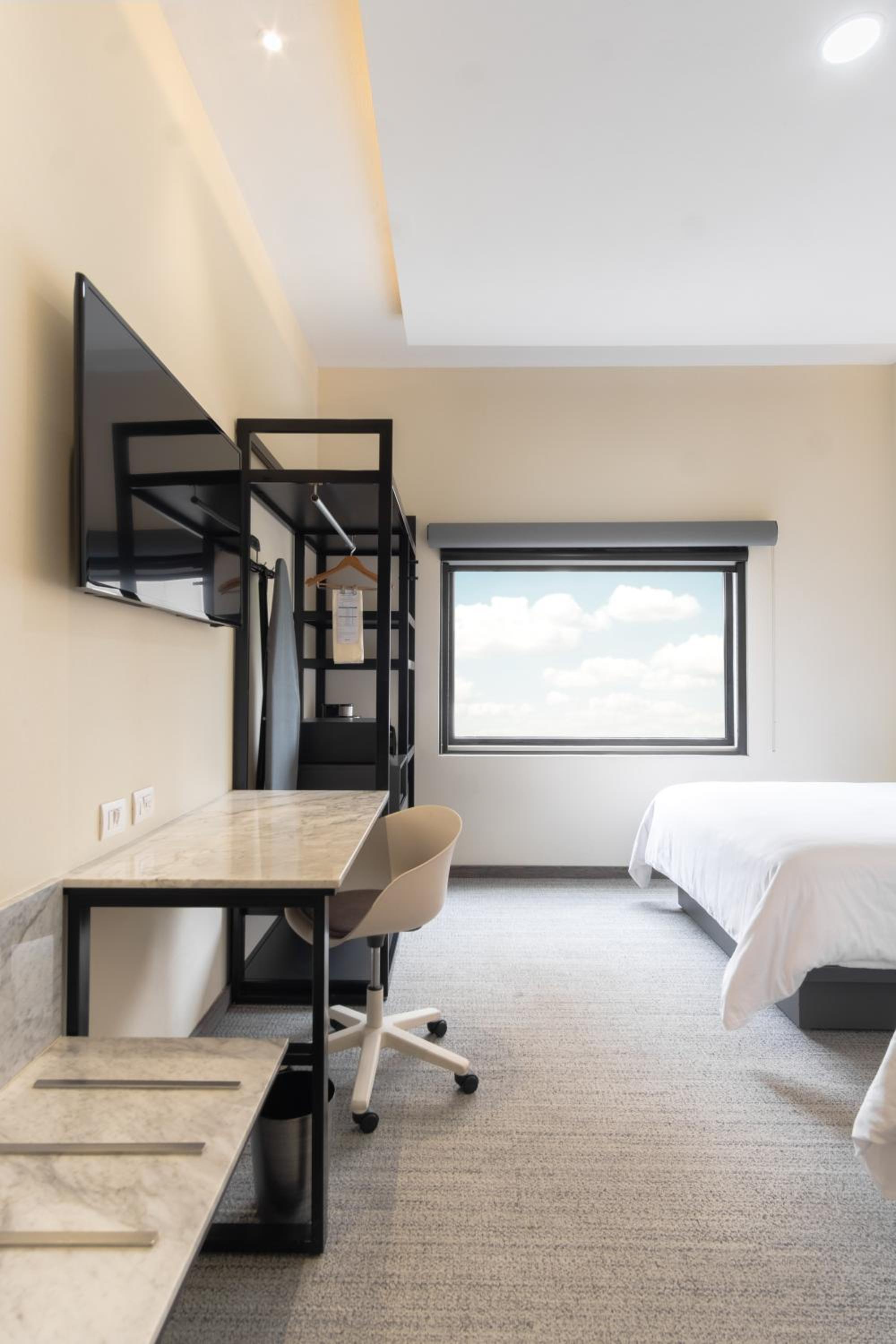 Queen Room With Two Queen Beds - Non-Smoking - Photo 7