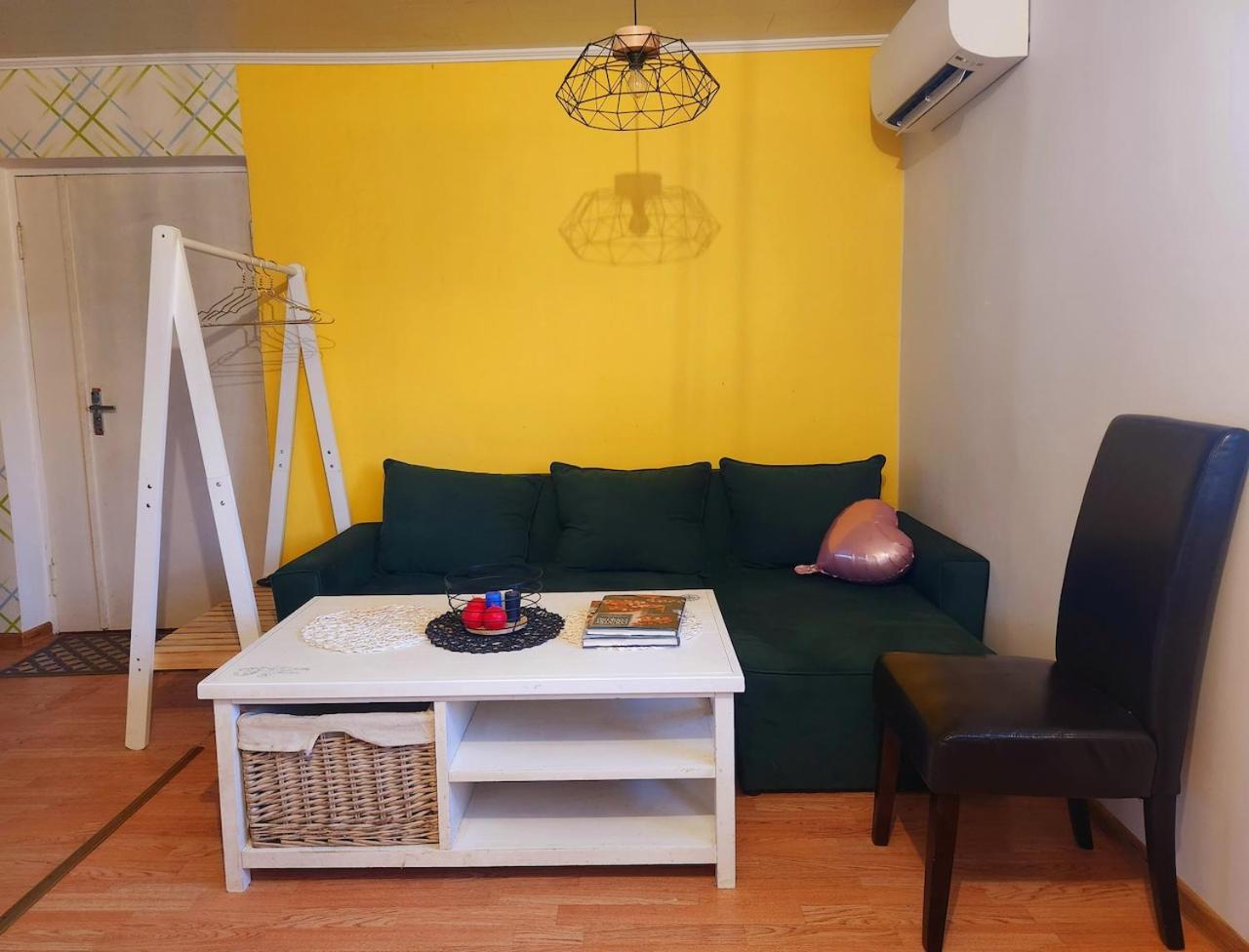 One-Bedroom Apartment photo 1