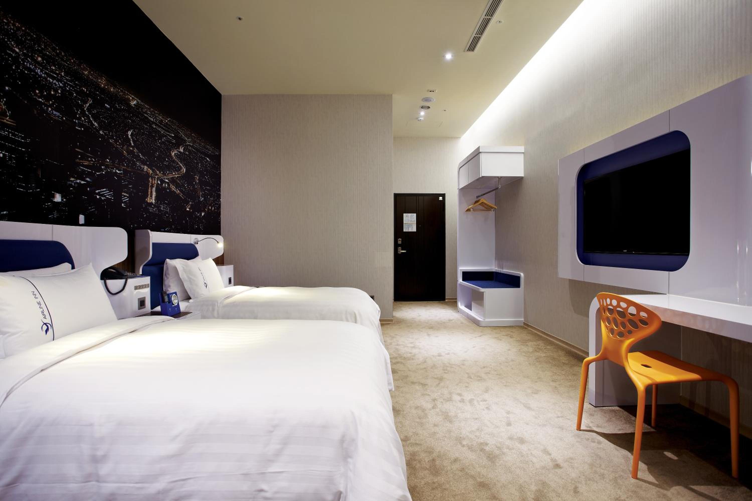 Superior Twin Room - No Window photo 3