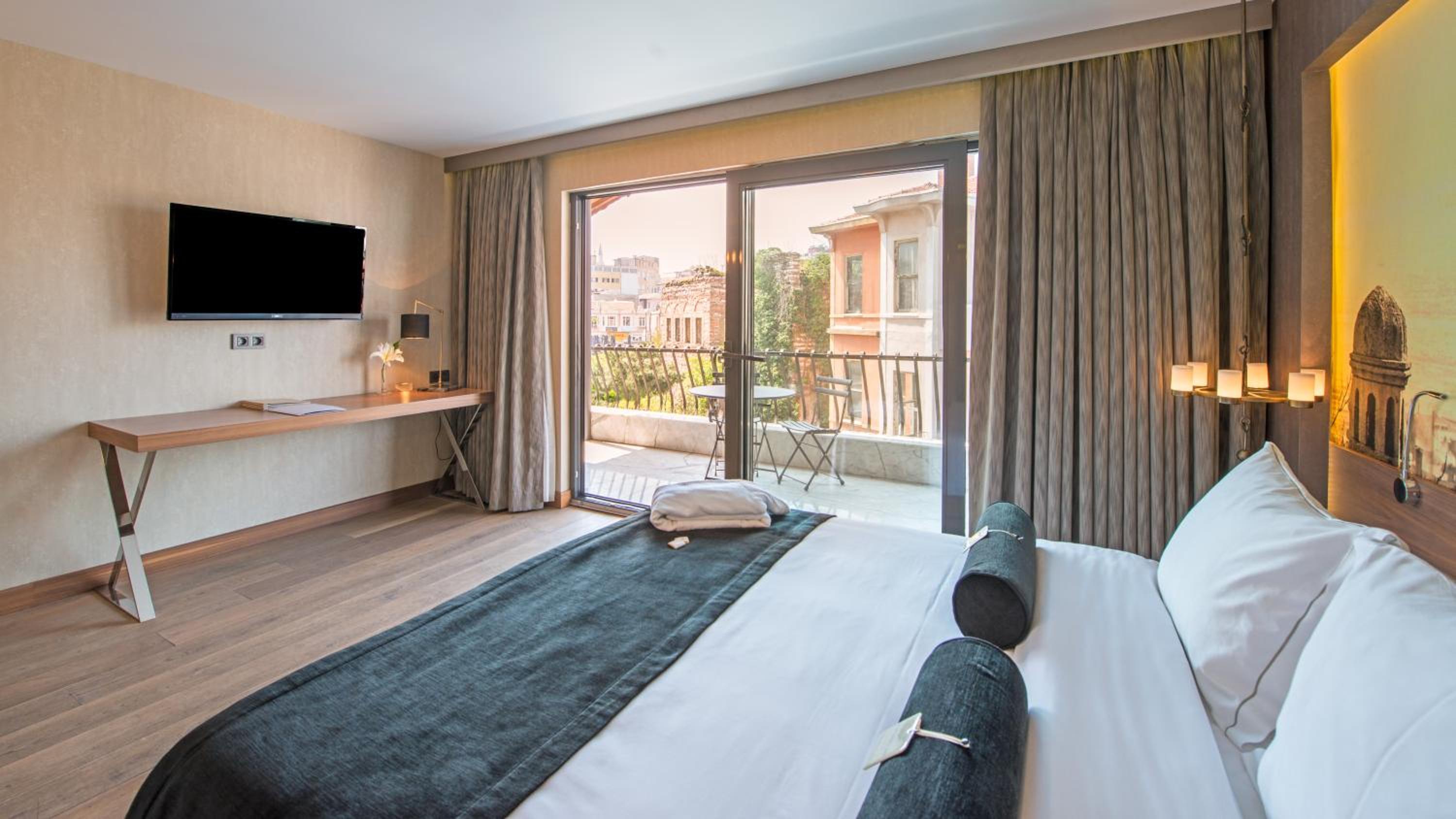 Grand Deluxe Double Room with Balcony