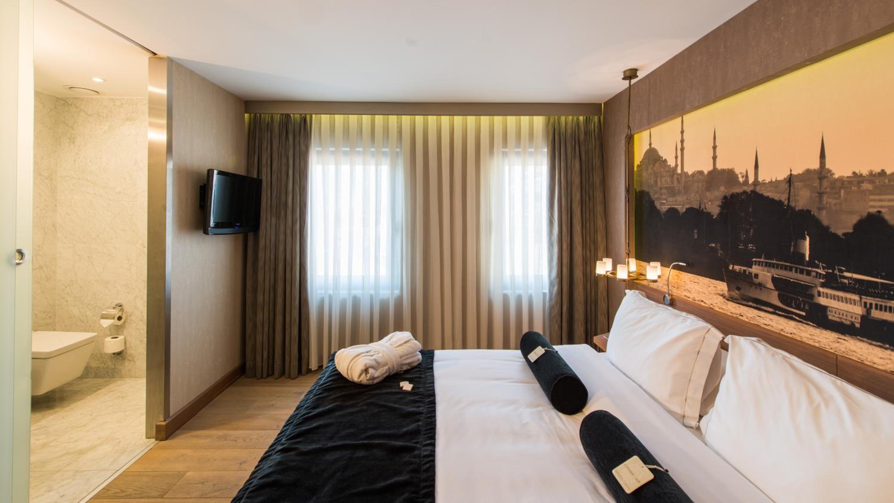 Superior Twin Room thumbnail 5