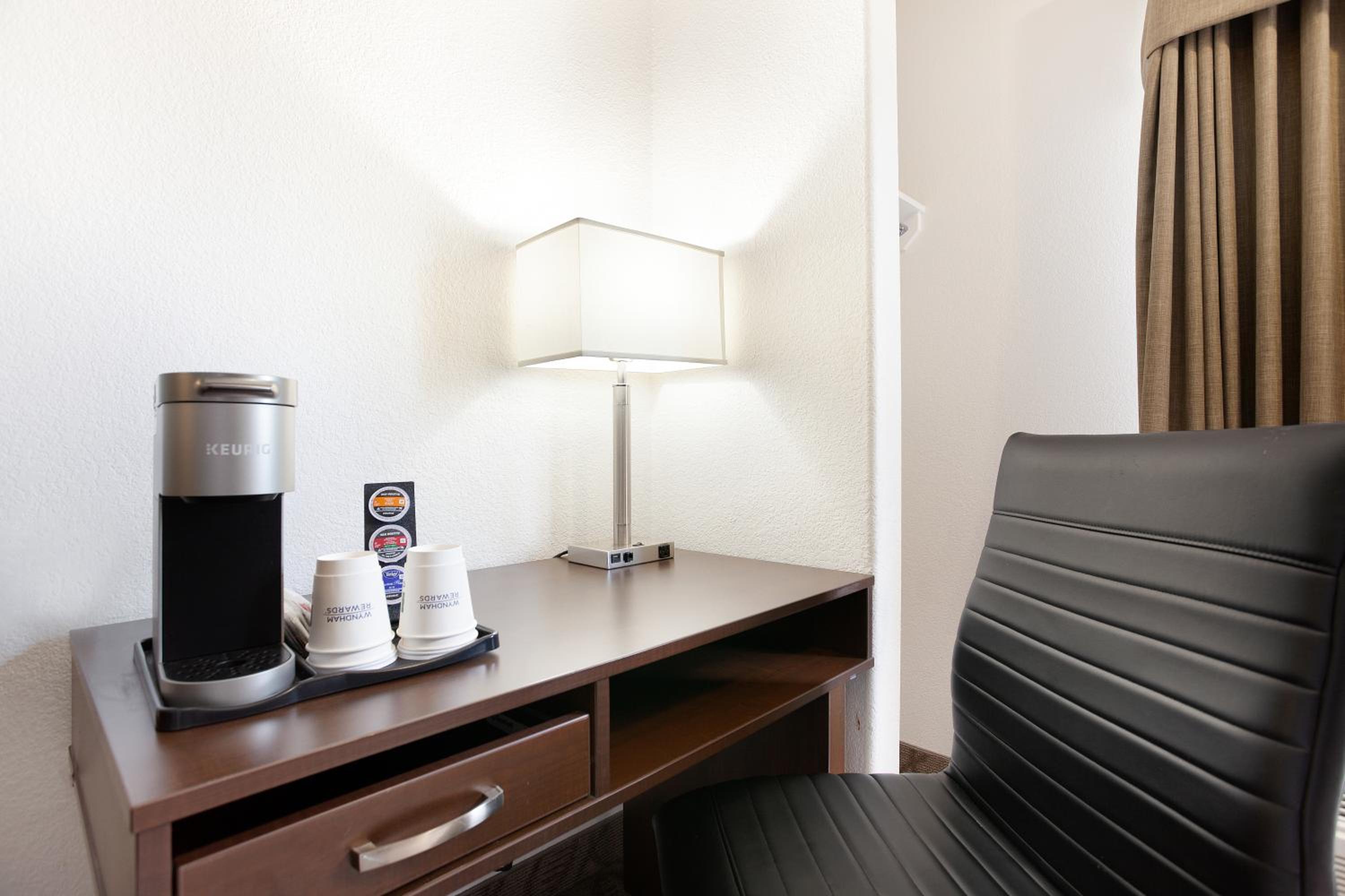 Business King Room - Non-Smoking - Photo 3