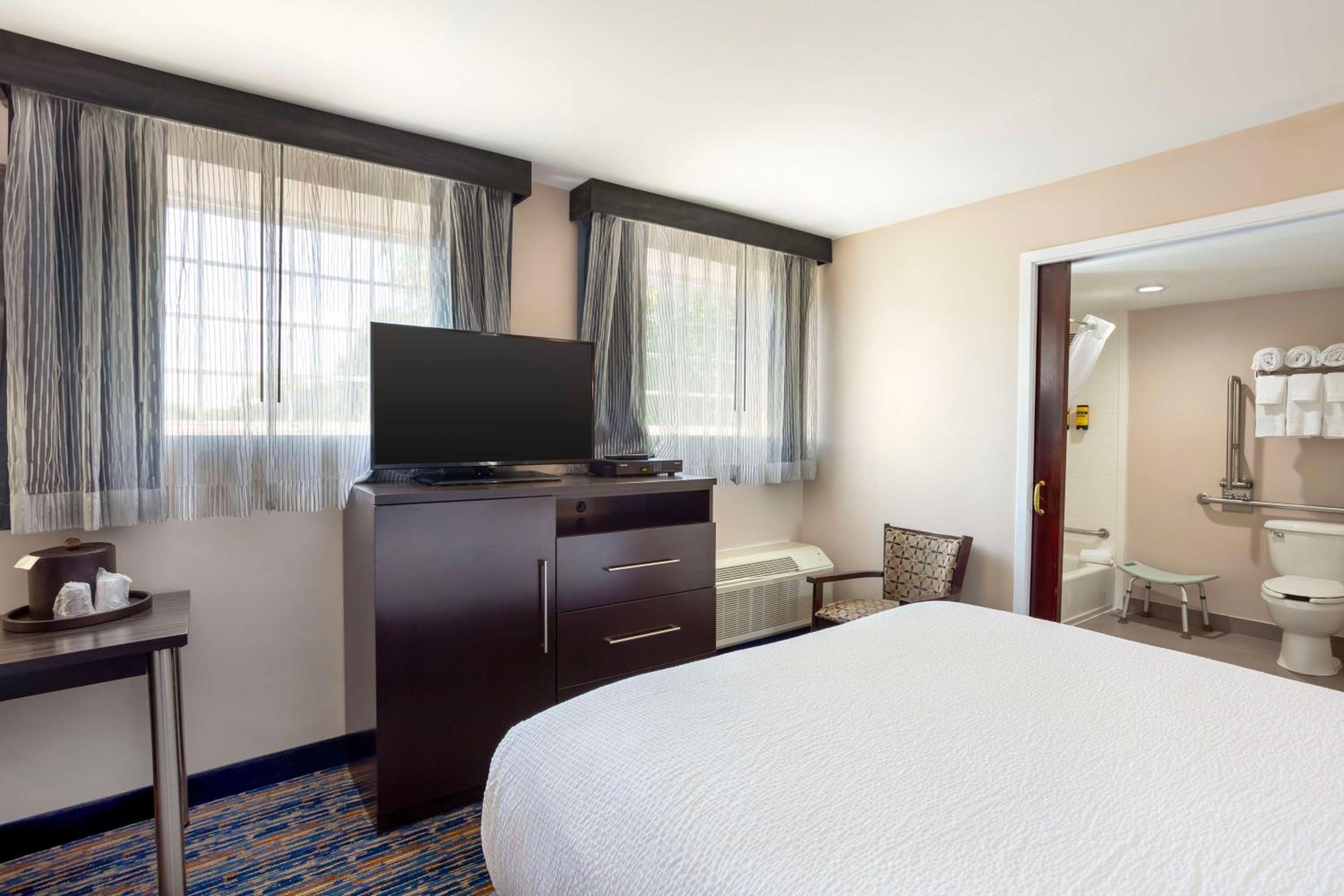 Queen Room with Two Queen Beds - Disability Access/Non-Smoking - Photo 2