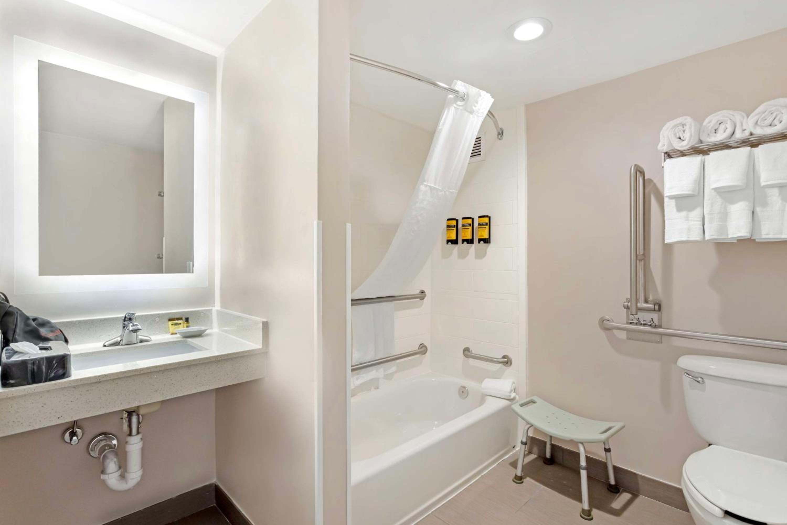 Queen Room with Two Queen Beds - Disability Access/Non-Smoking - Photo 4